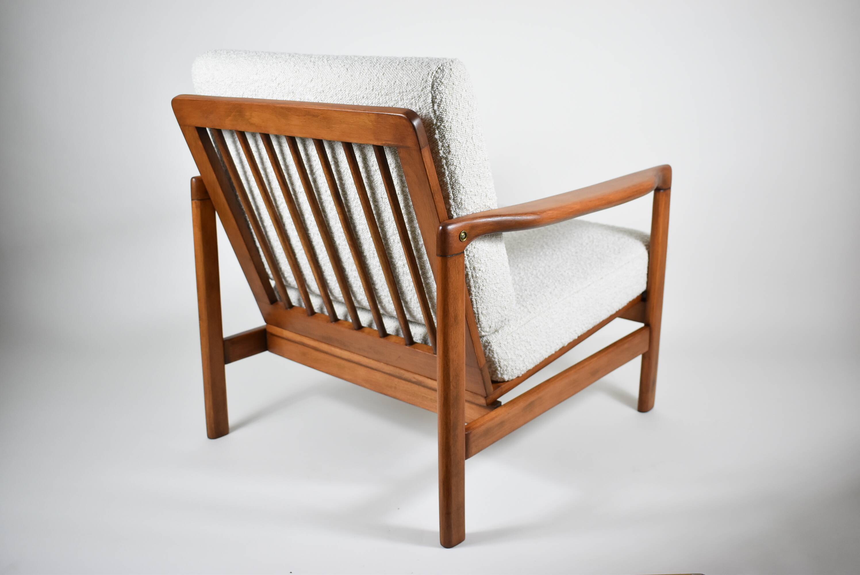Fauteuil bouclé original, vintage, restauré, blanc, teck