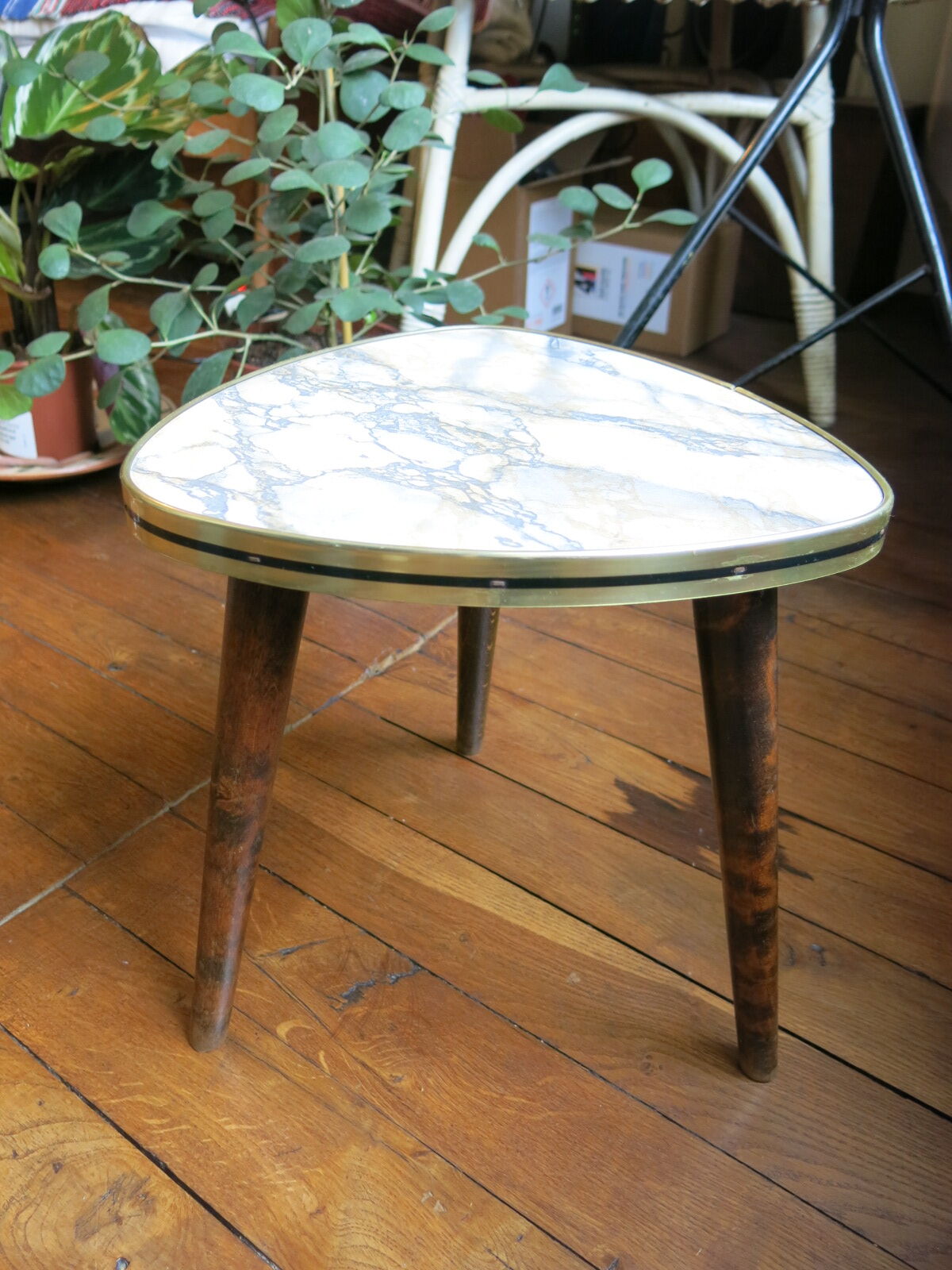Small tripod table compass feet in formica marbled effect and brass strapping Vintage 50s 60s