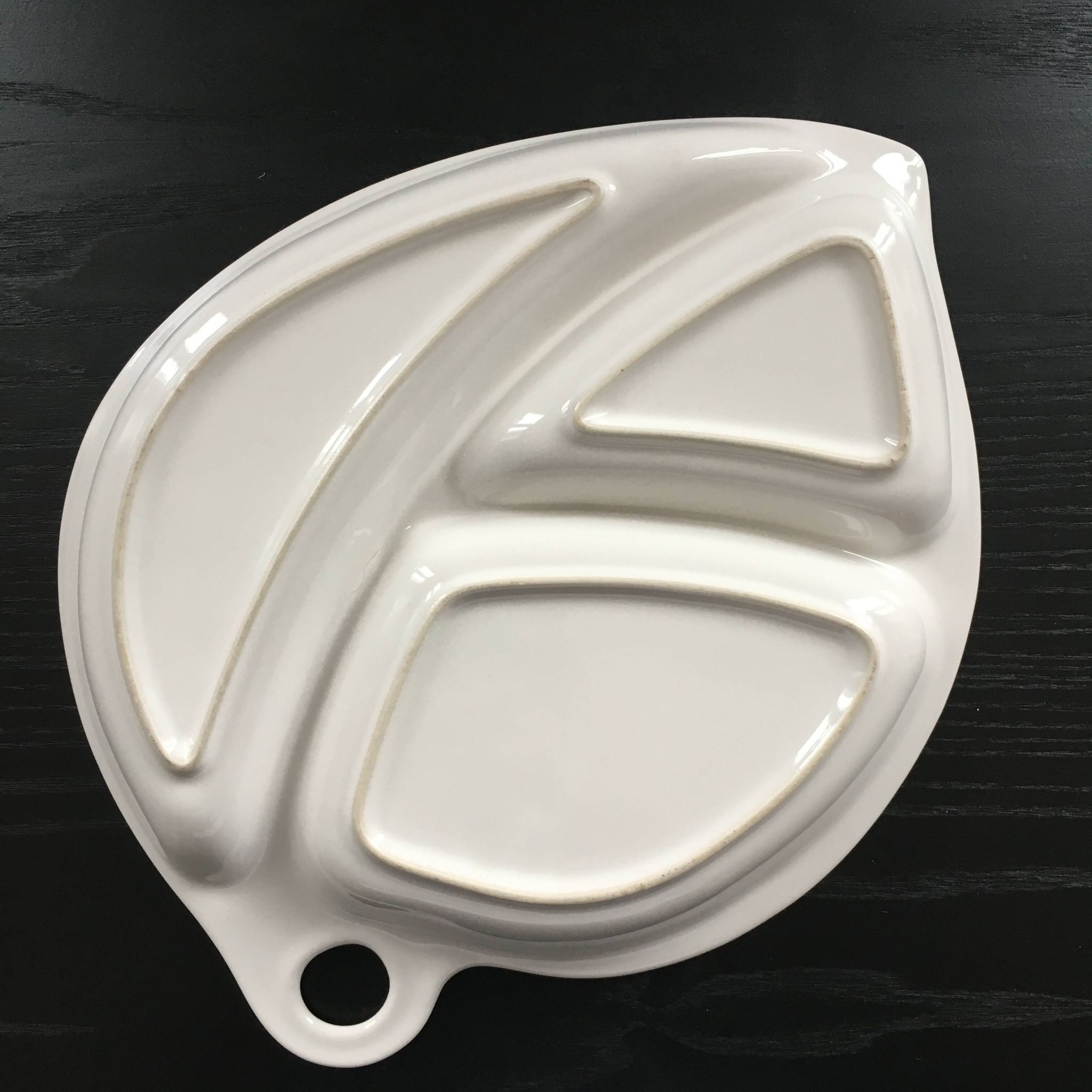 Plat feuille  en faïence blanche