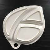 Plat feuille  en faïence blanche