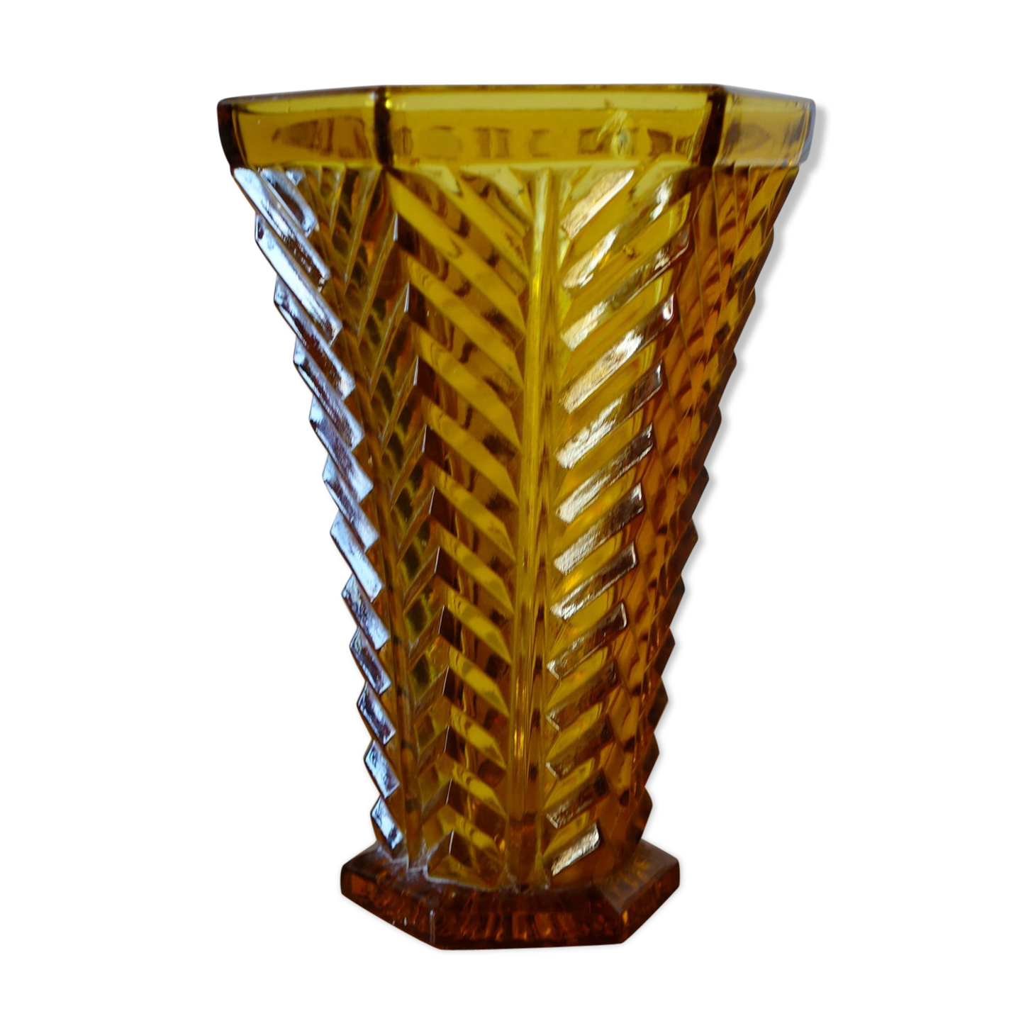 Vase art deco hexagonal en verre ambré 20ème