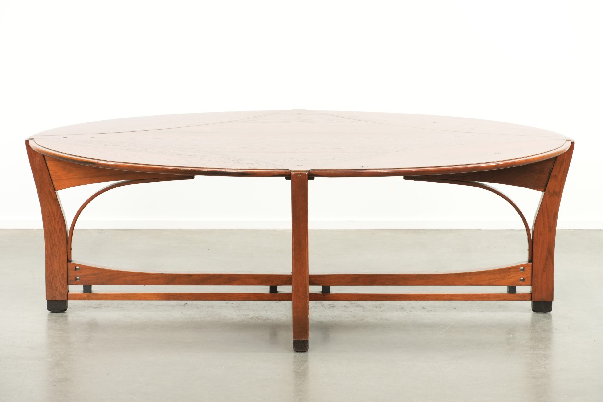 In good condition elegant oval Art Nouveau design coffee table