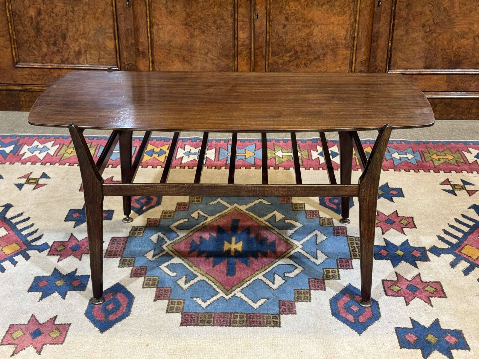 Table basse anglaise en acajou et hêtre des années 70