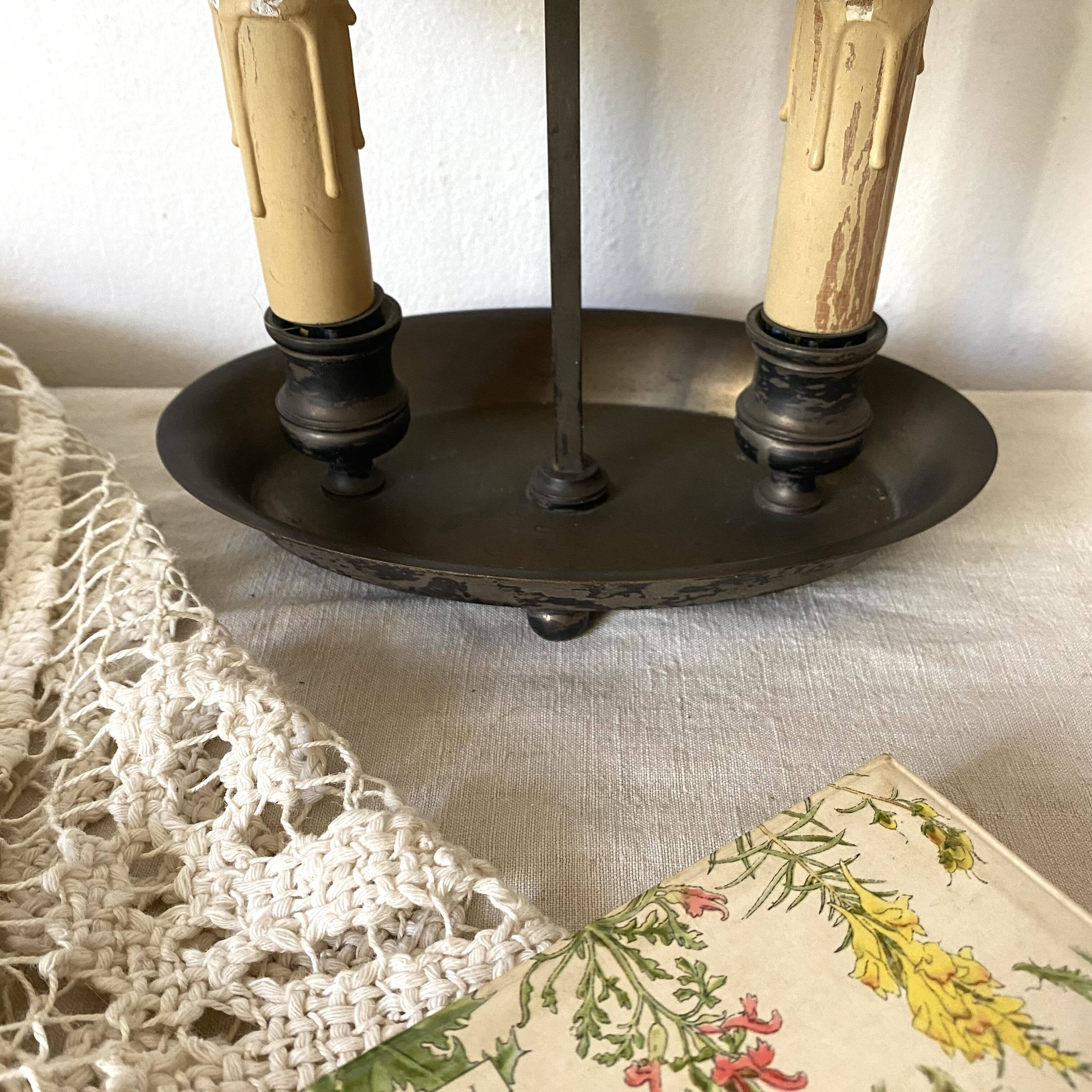 Bouillotte lamp in painted sheet metal decorated with flowers