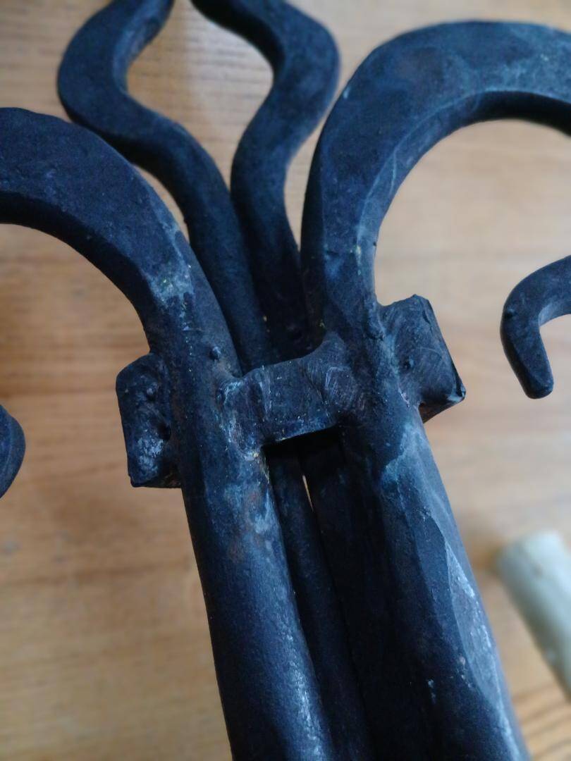 Paire d’appliques en fer forgé Lys de château Français