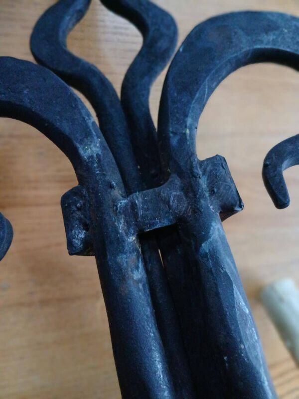 Paire d’appliques en fer forgé Lys de château Français