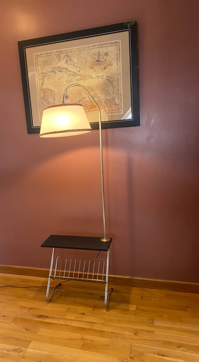 Lampadaire liseuse à tablette et porte revue vintage français 1960.