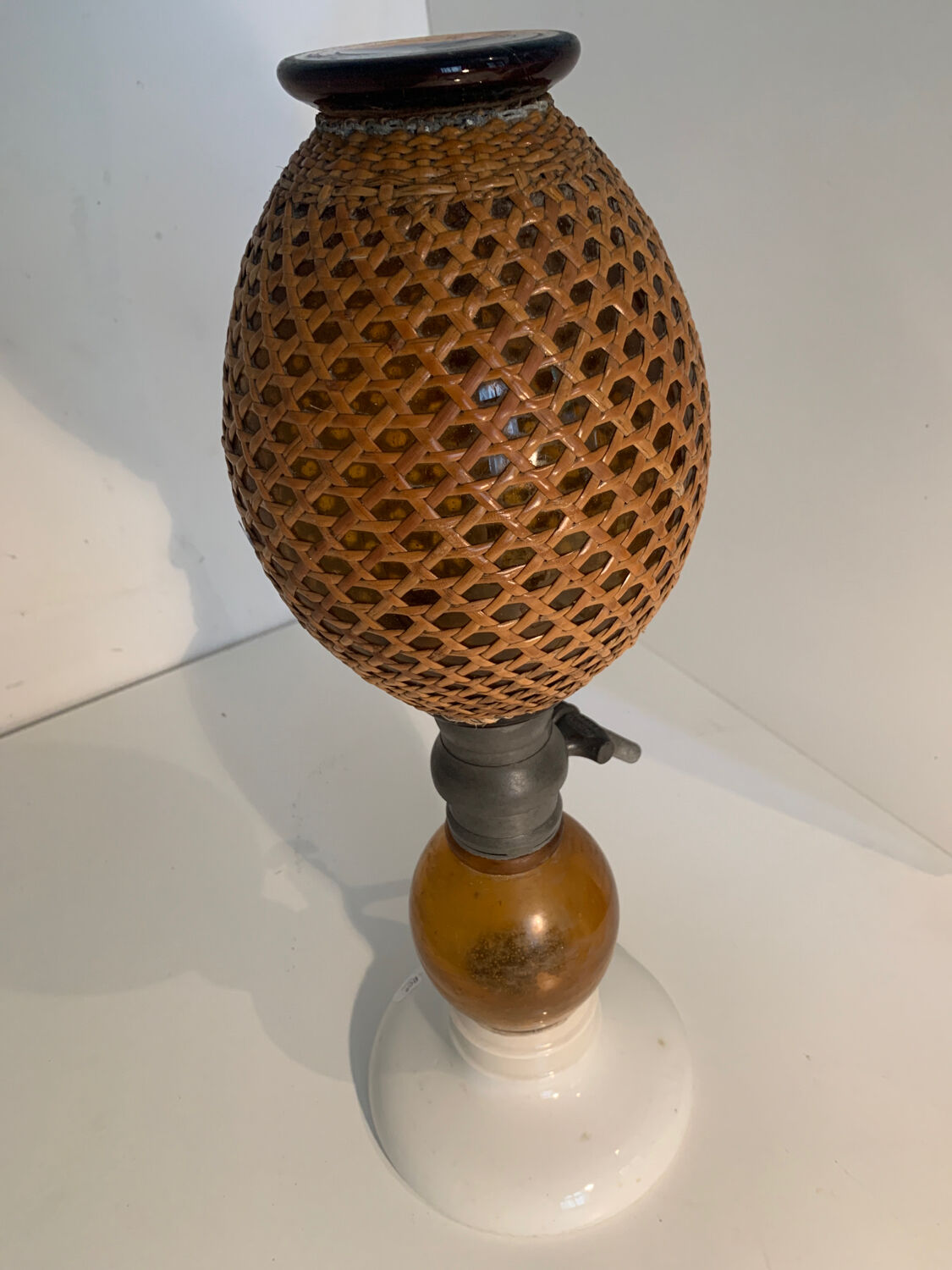 Gas-generating siphon