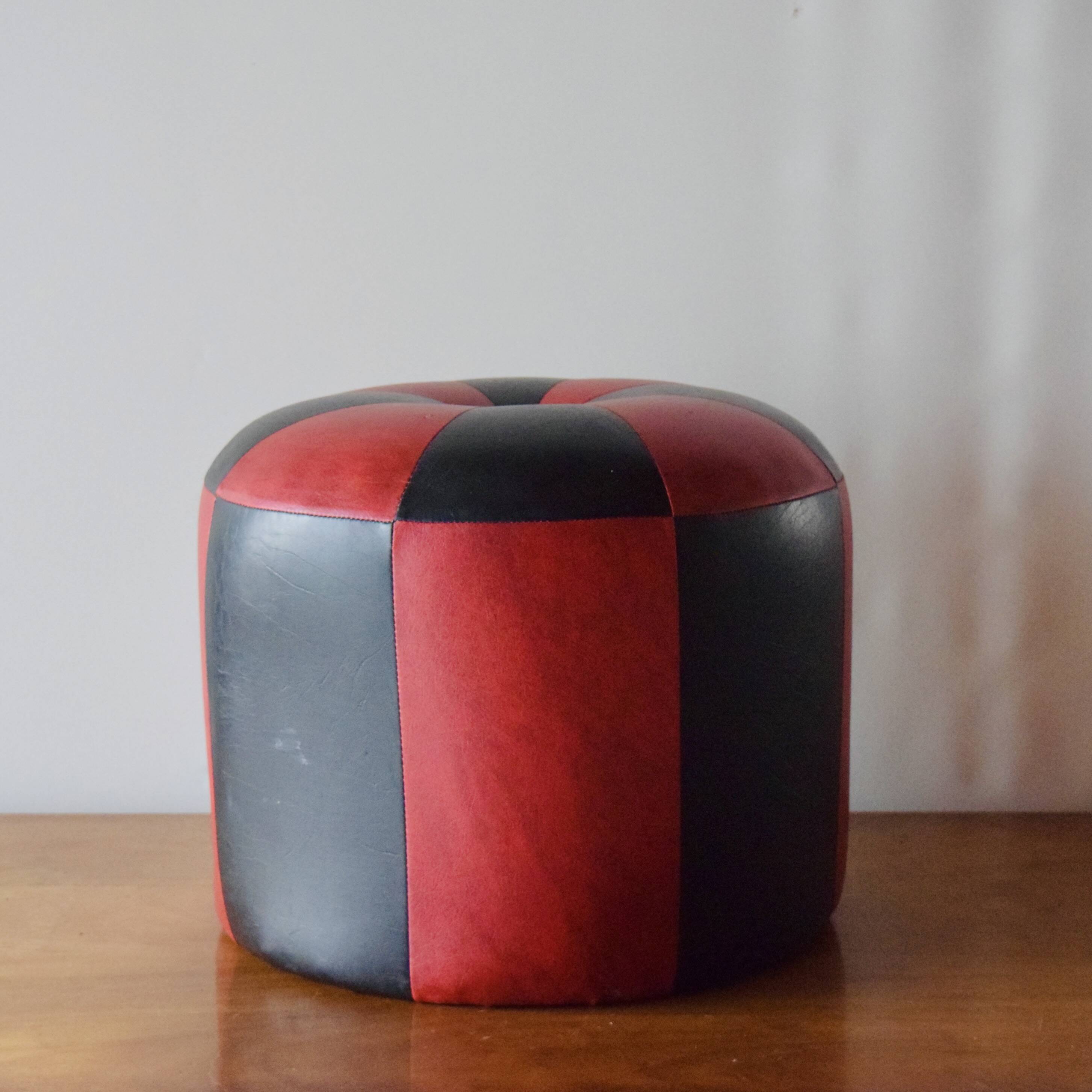 Vintage round pouf in red and black Skai