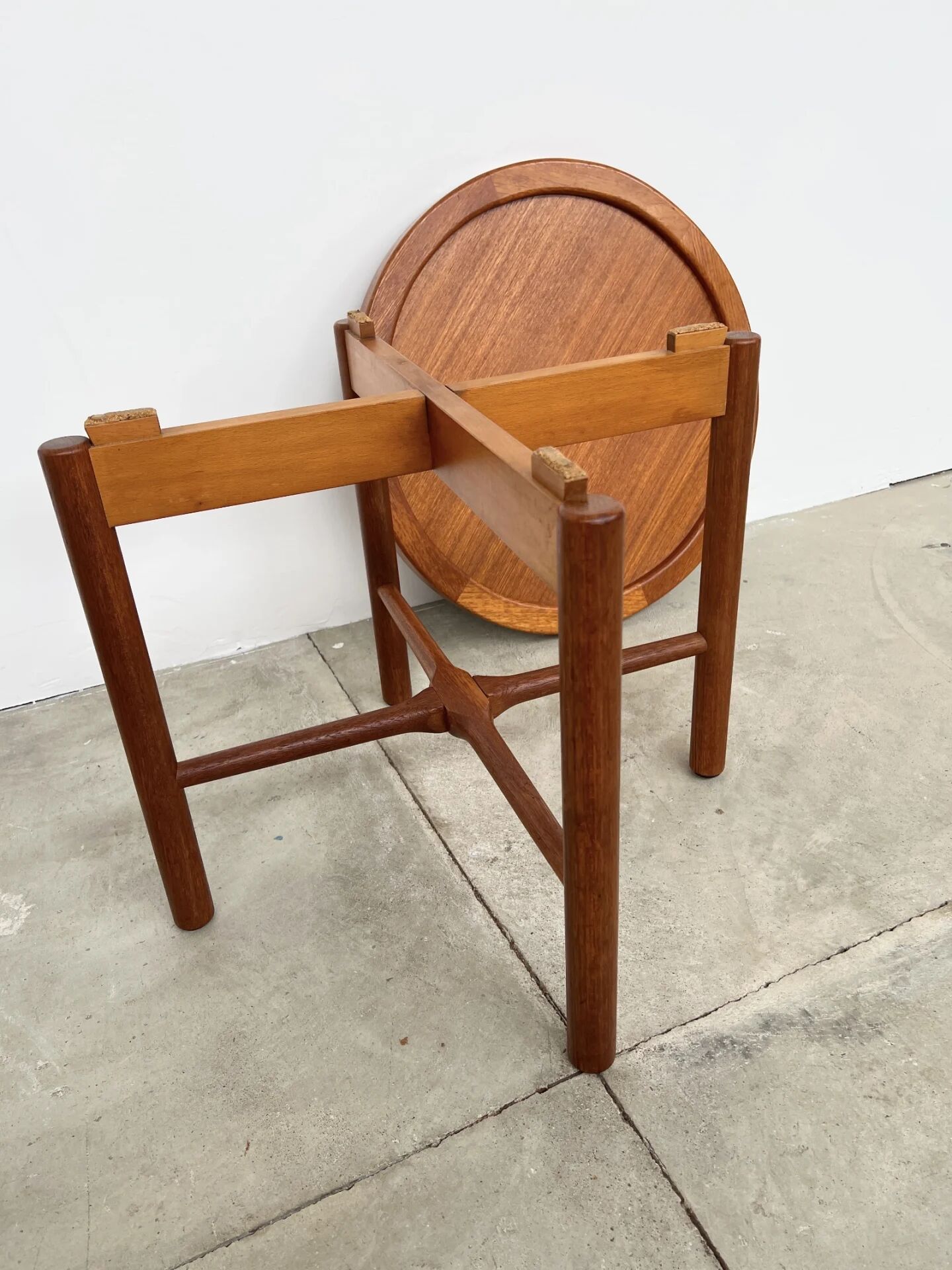 Duo of round coffee tables with a reversible top — Crossed base