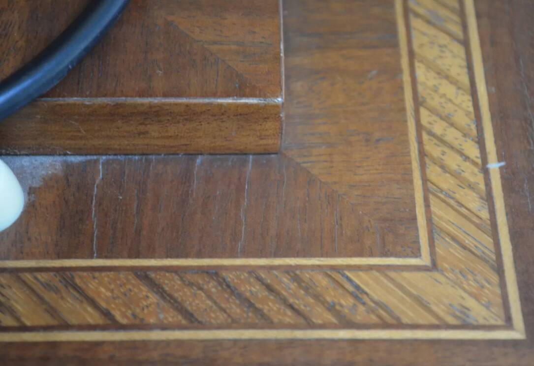 Lampe de table avec incrustations et abat-jour en soie