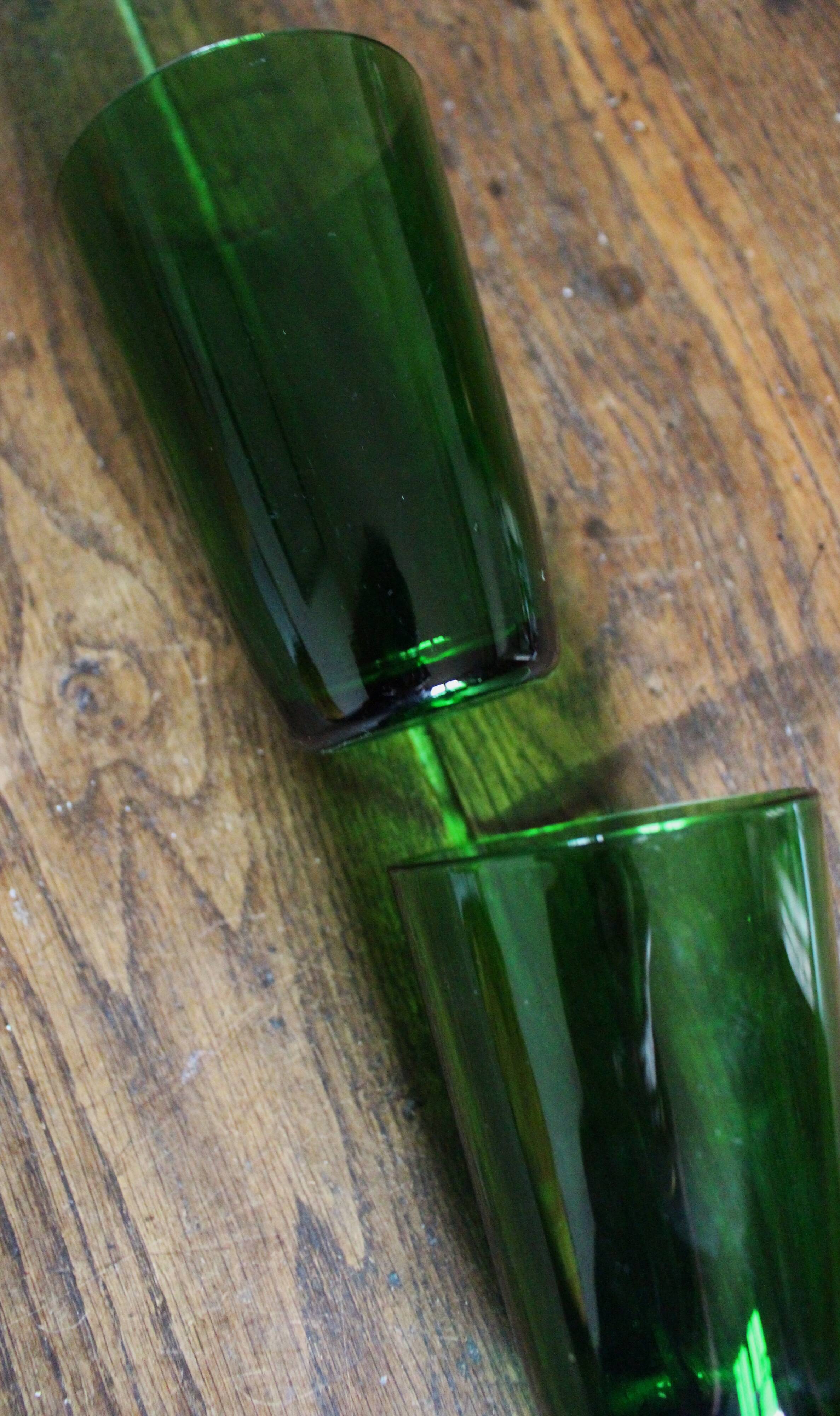 Un lot de 4 grands verres Vereco vert vintage