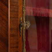 Cabinet d'angle de style Louis XV en verre cintré, 1950