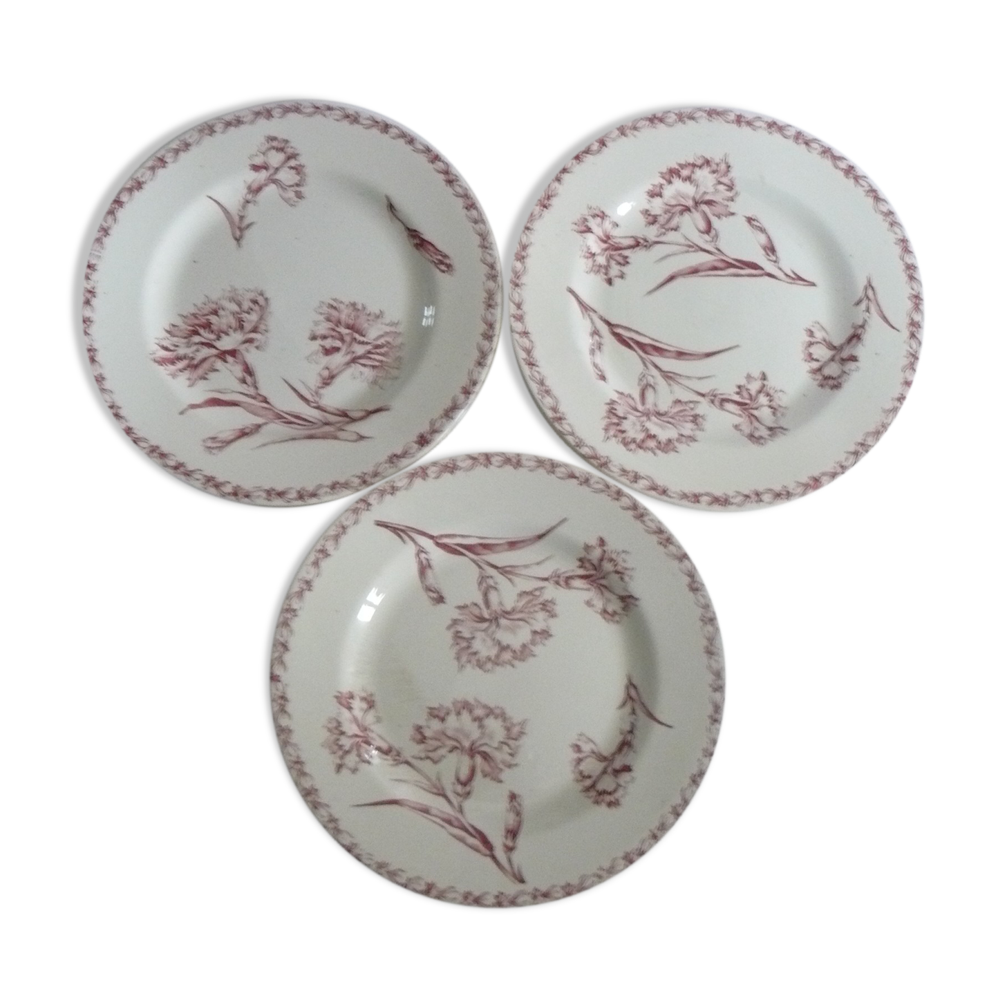 Lot de 3 assiettes plates , modèle "oeillet" de Lunéville, terre de fer