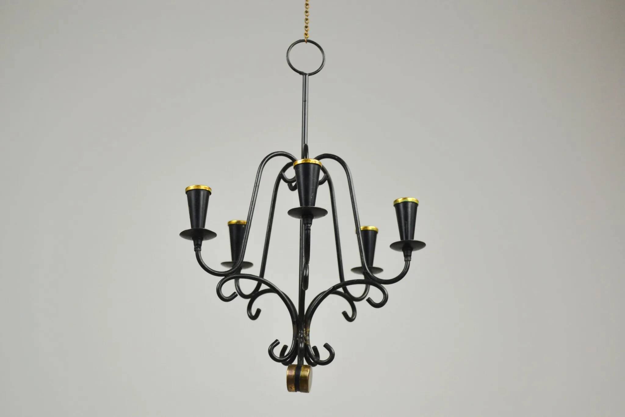 Chandelier en métal peint en noir avec des détails en cuivre – Gunnar Ander pour Ystad-Metall, Suède, années 1950