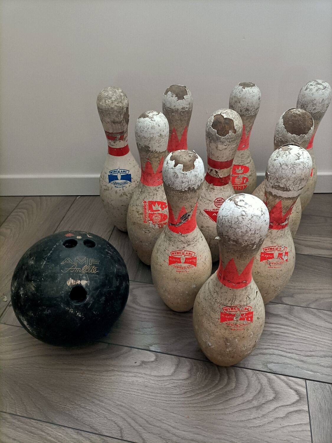 Ancien jeu de quilles en bois tourné, 30 cm