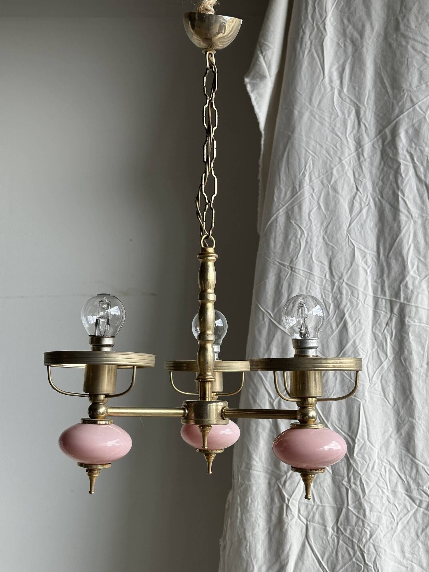 Petit lustre rose et doré à 3 bras de lumières