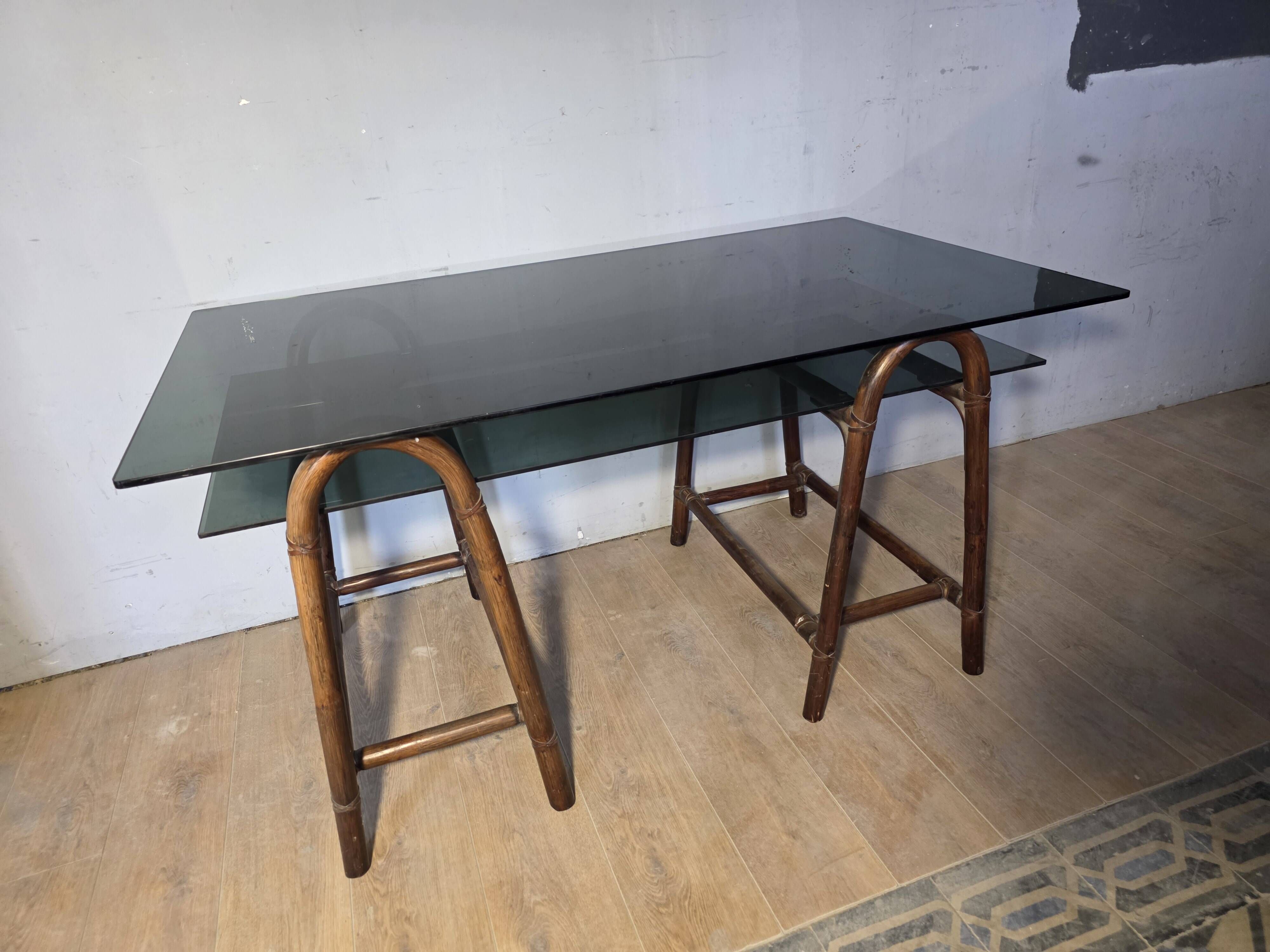 Bureau en rotin double plateau en verre fumé, années 70.