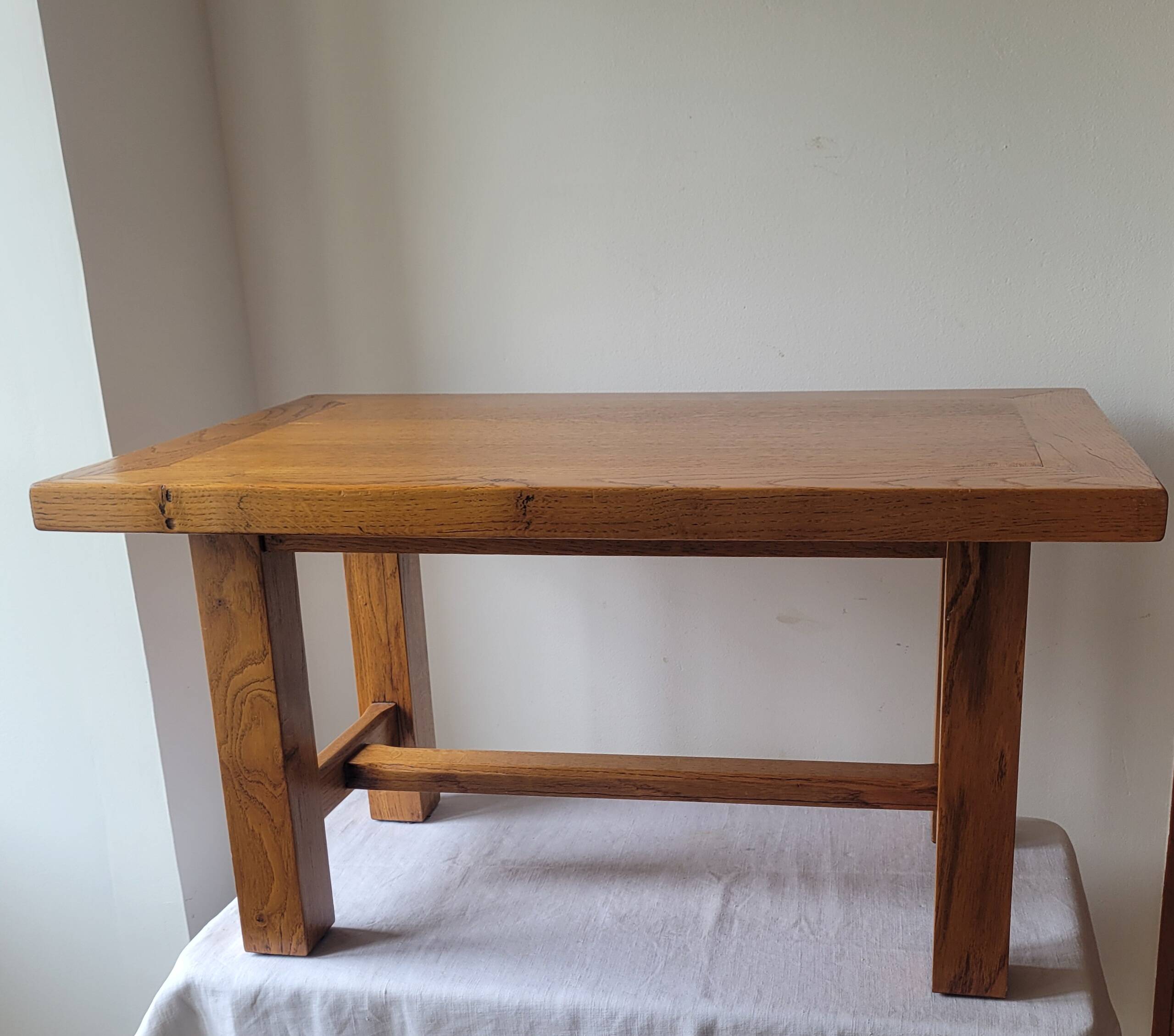 Table basse brutaliste en chêne clair