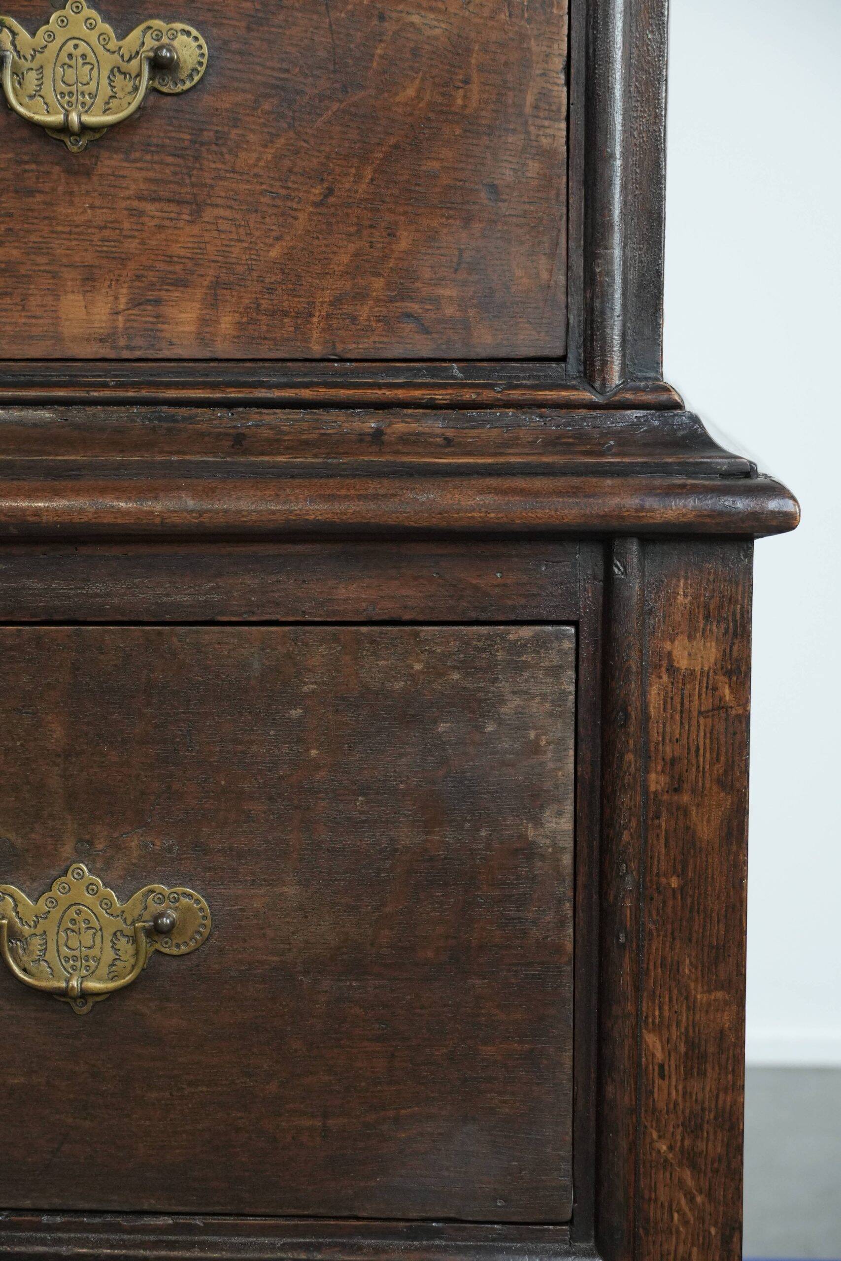 Unique commode anglaise antique du début du XVIIIe siècle