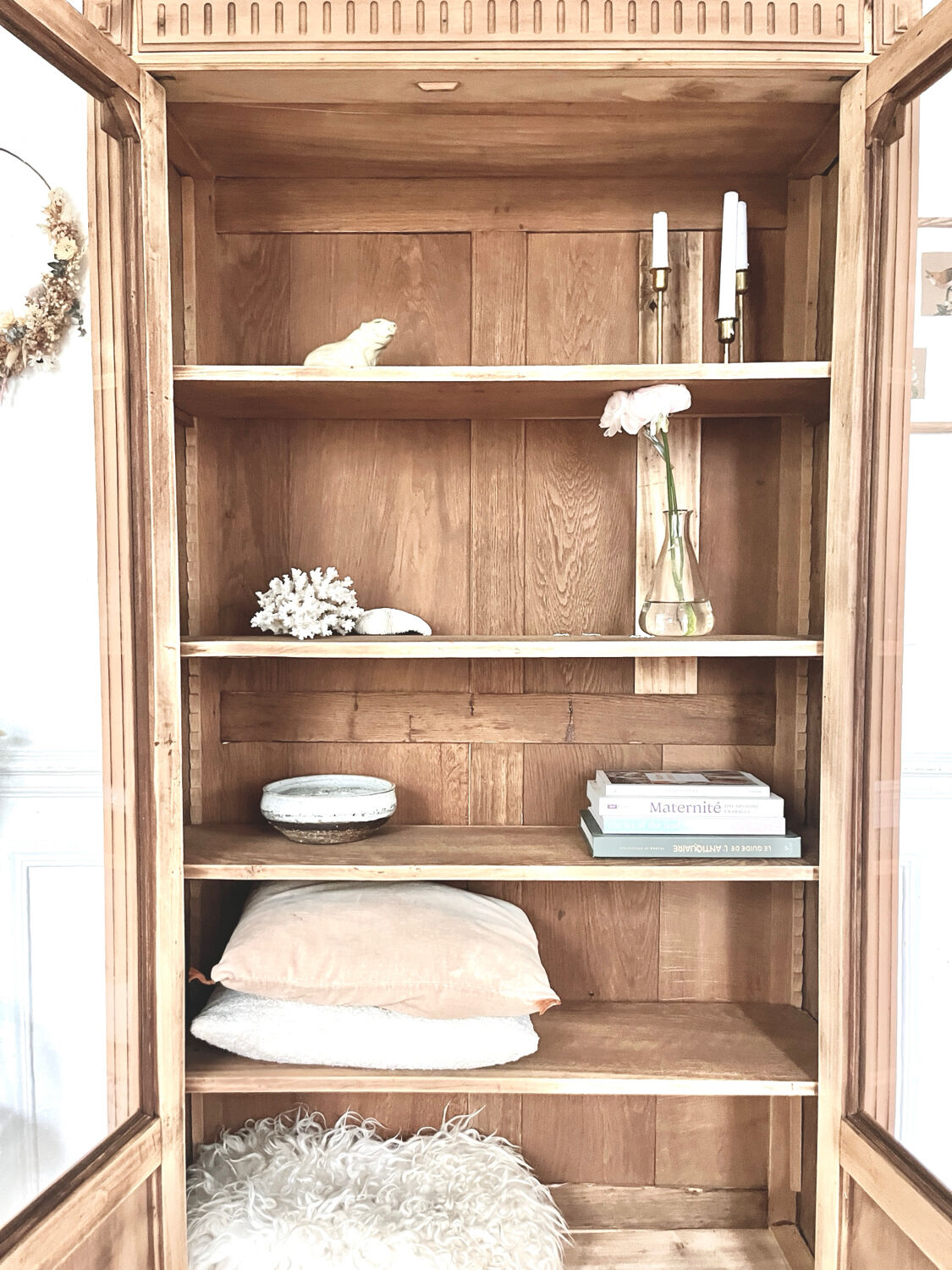 Glass cabinet from the early 20th century.
