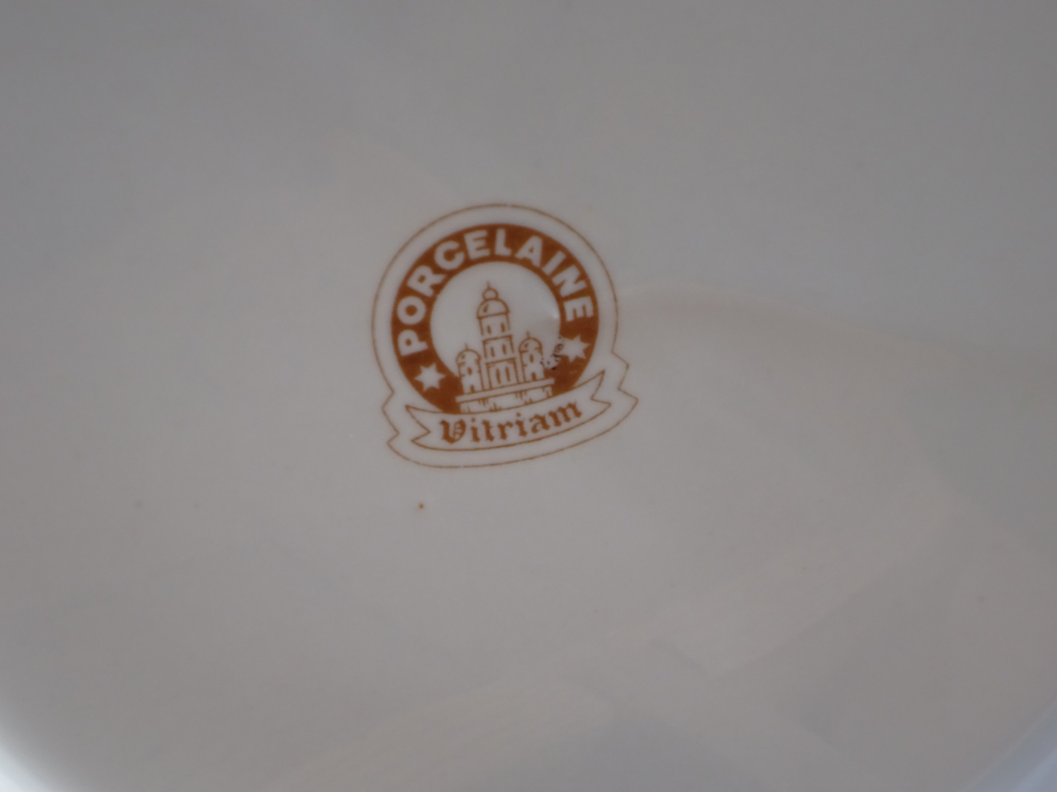 White and gold plate service, Vitriam porcelain