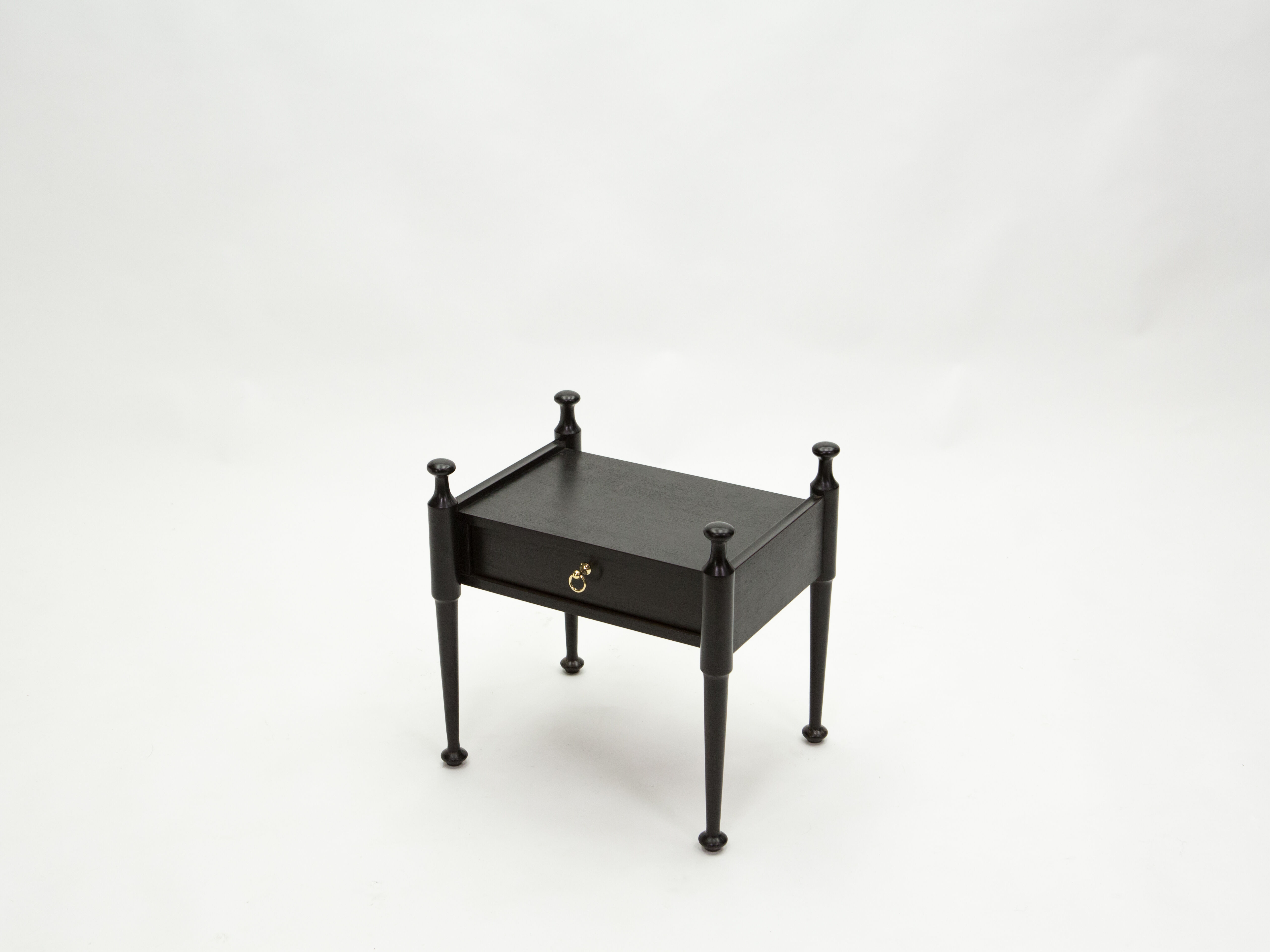 Paire de chevets en chêne teinté noir et laiton vers 1970