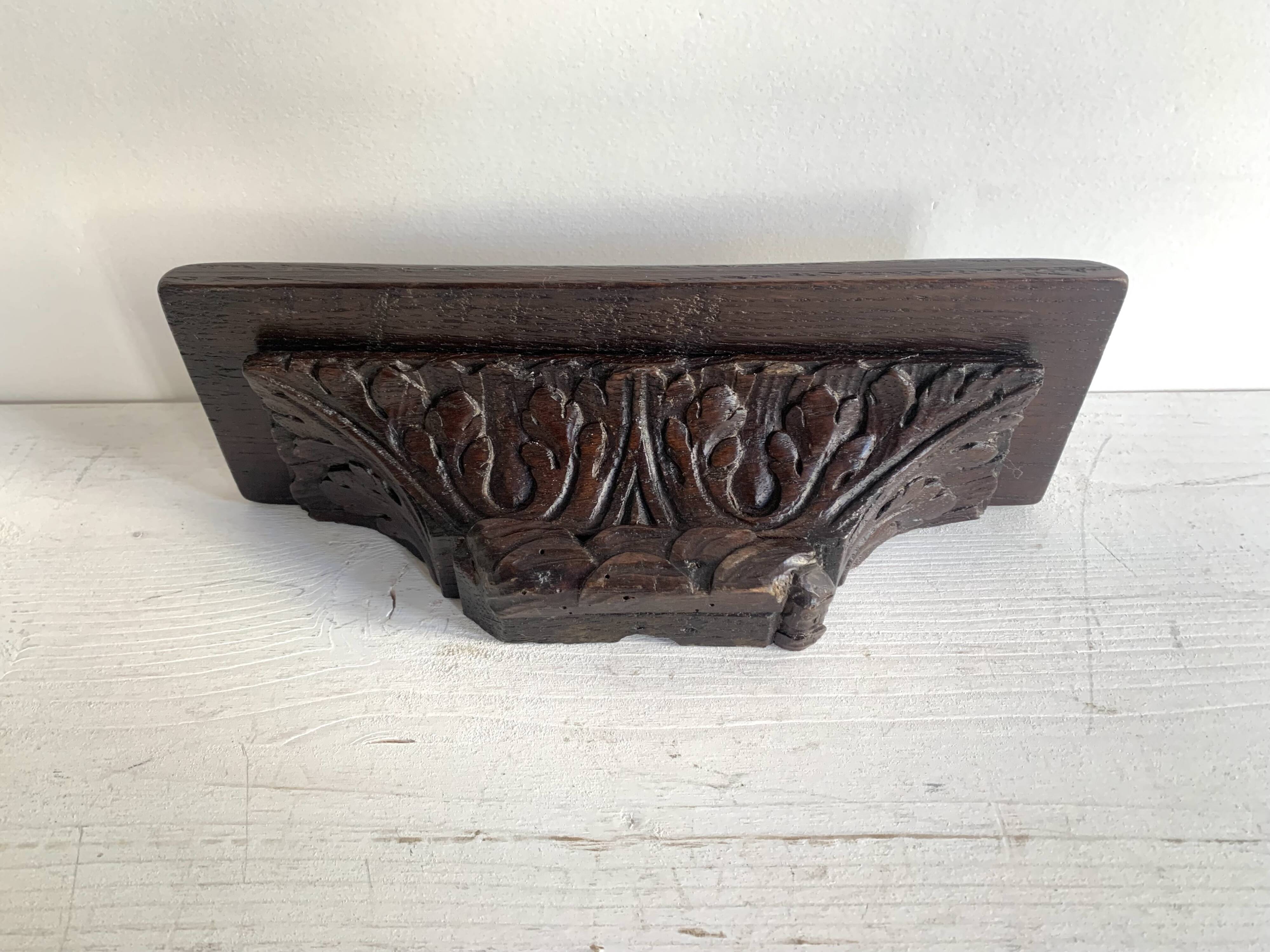 Antique carved wooden wall console for statuette, Haute époque