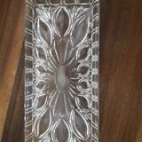 Chiseled glass cake dish