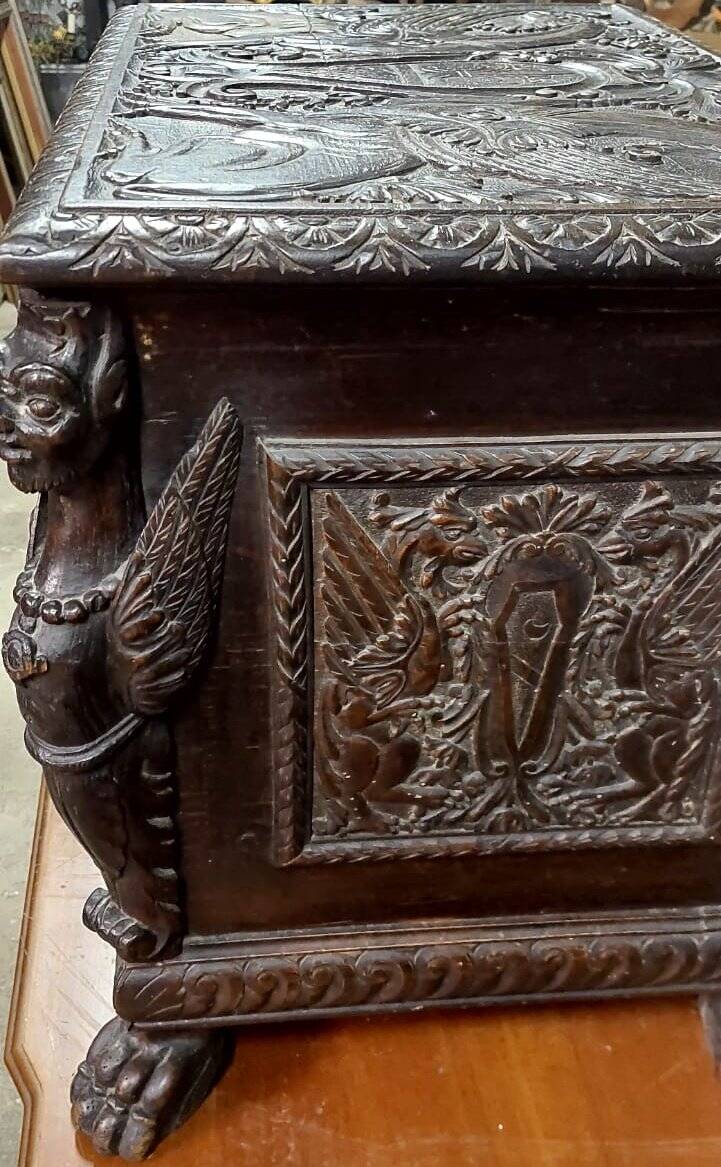 Small finely carved wooden chest, Renaissance style, 19th century, Tuscany