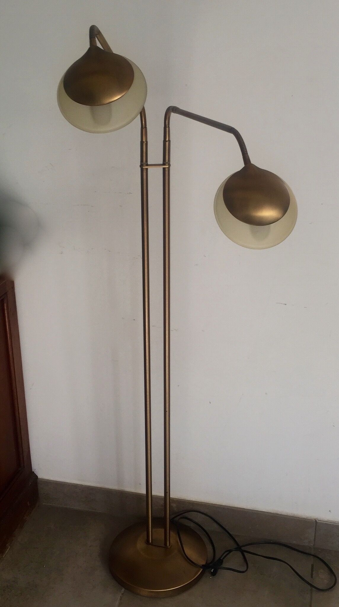 Vintage reader lamppost with 2 flexible arms
