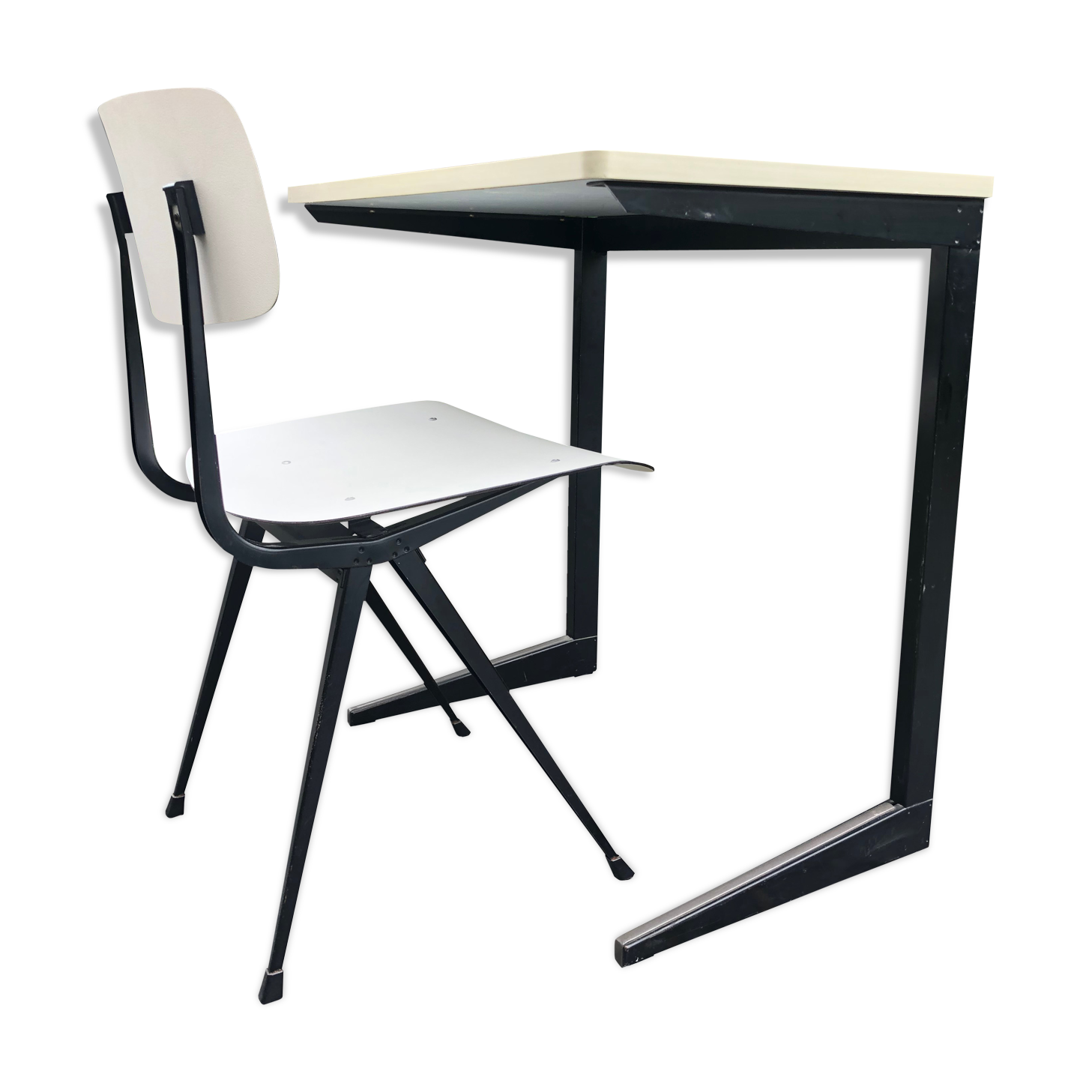 Desk and chair by Friso Kramer Ahrend de Cirkel Result