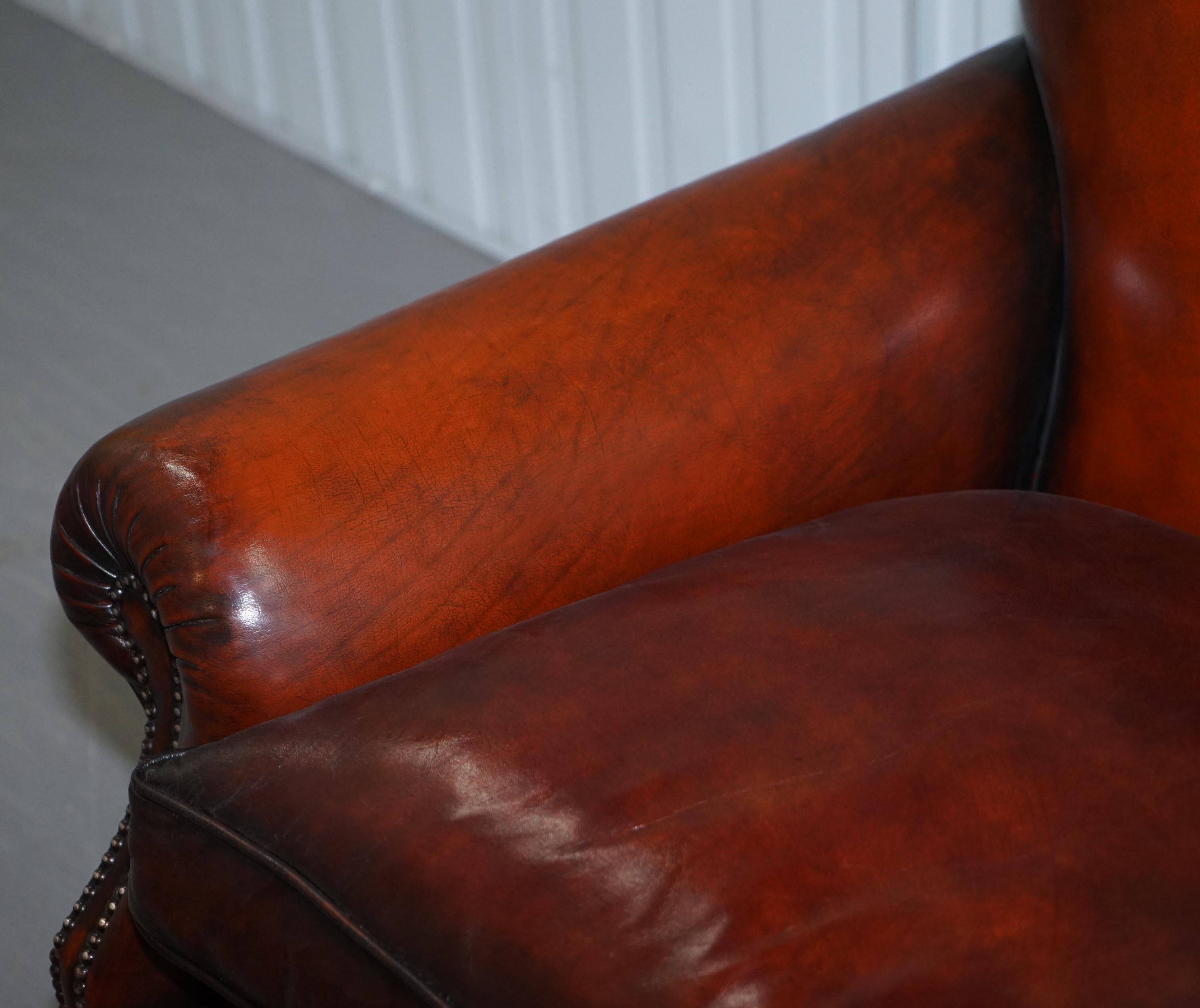 Sofa victorien restauré en cuir avec pieds en griffe et coussins en plumes