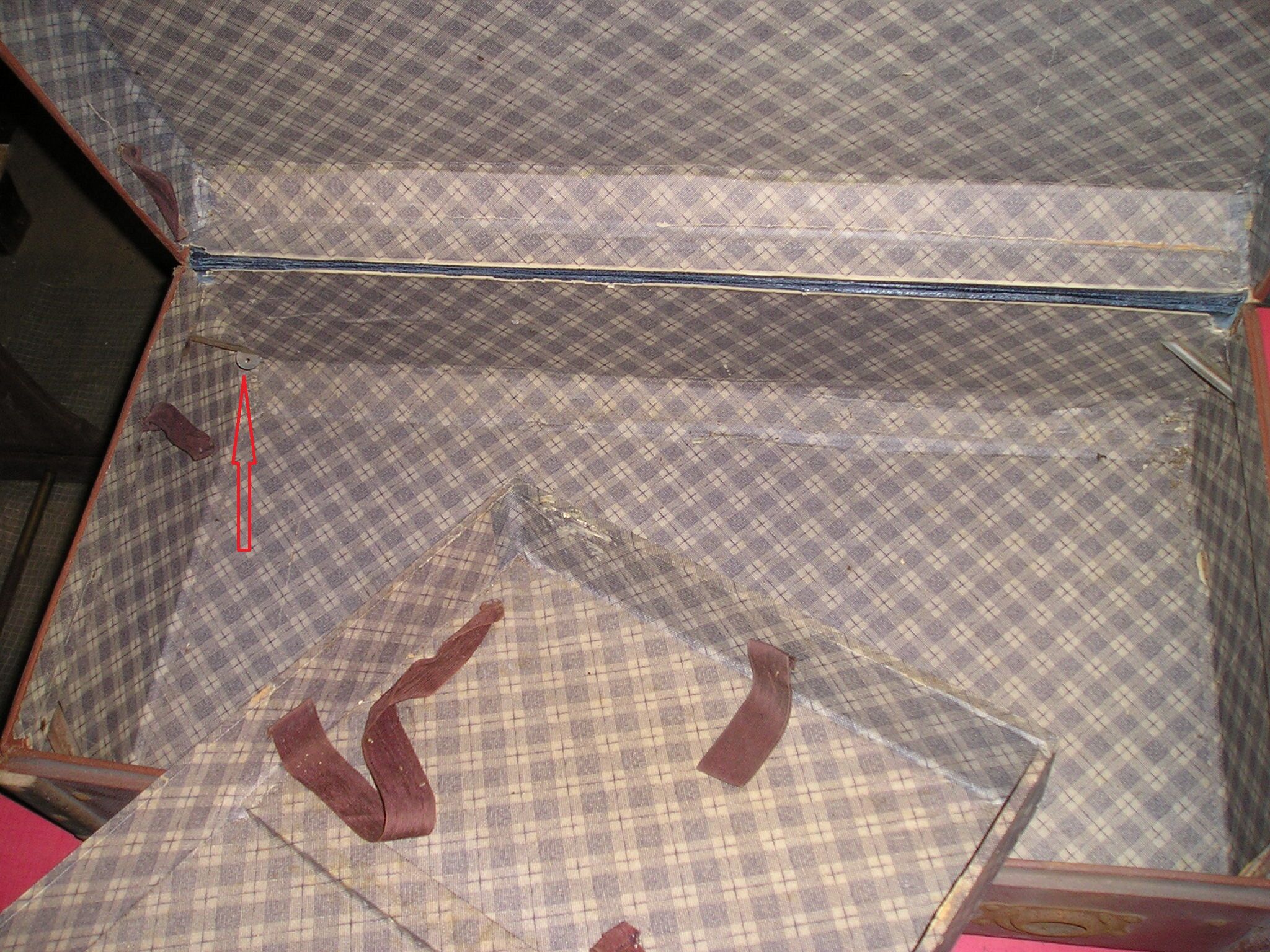 Suitcase old travel trunk to uncommon locks