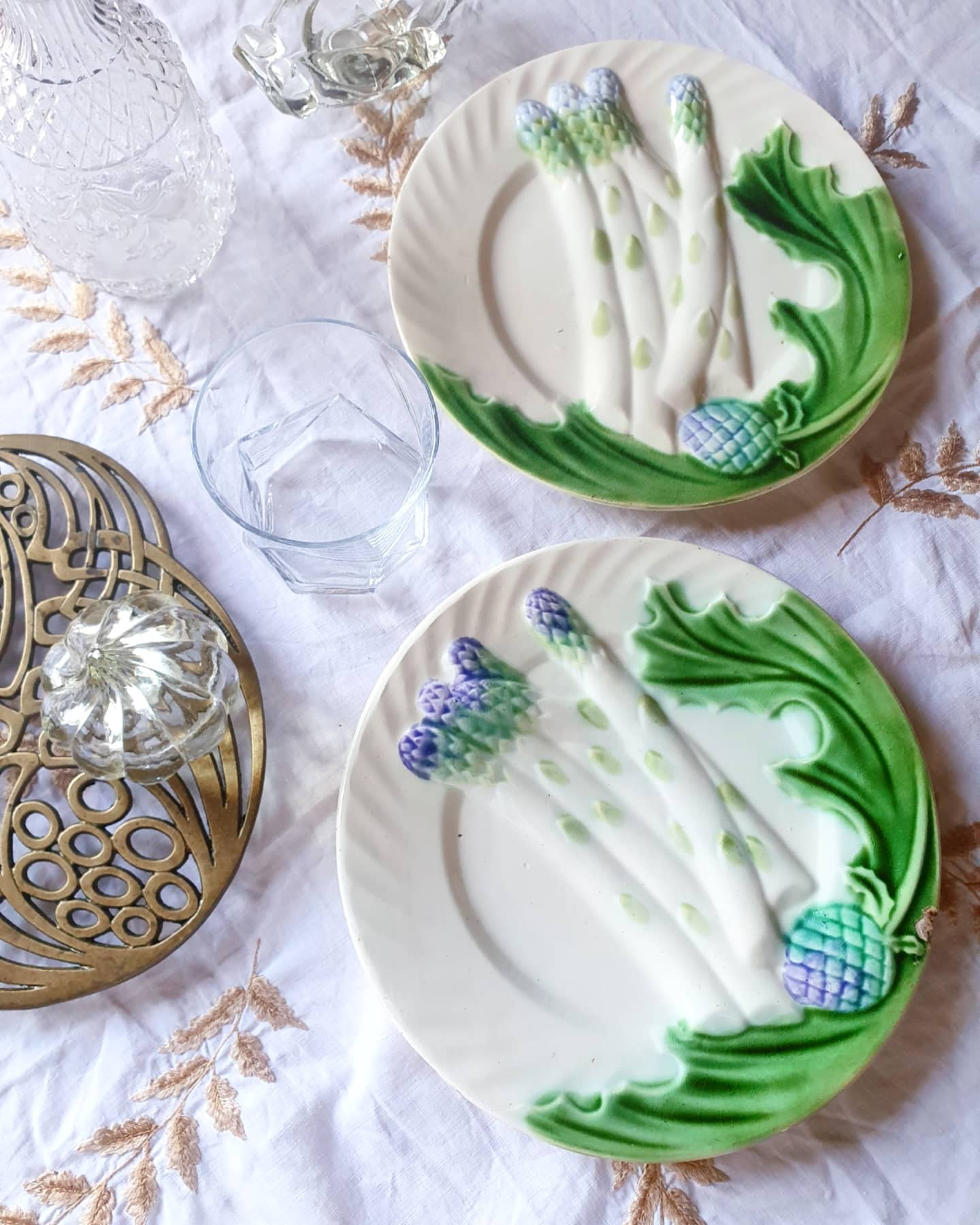2 Assiettes en barbotine, asperges & artichaut