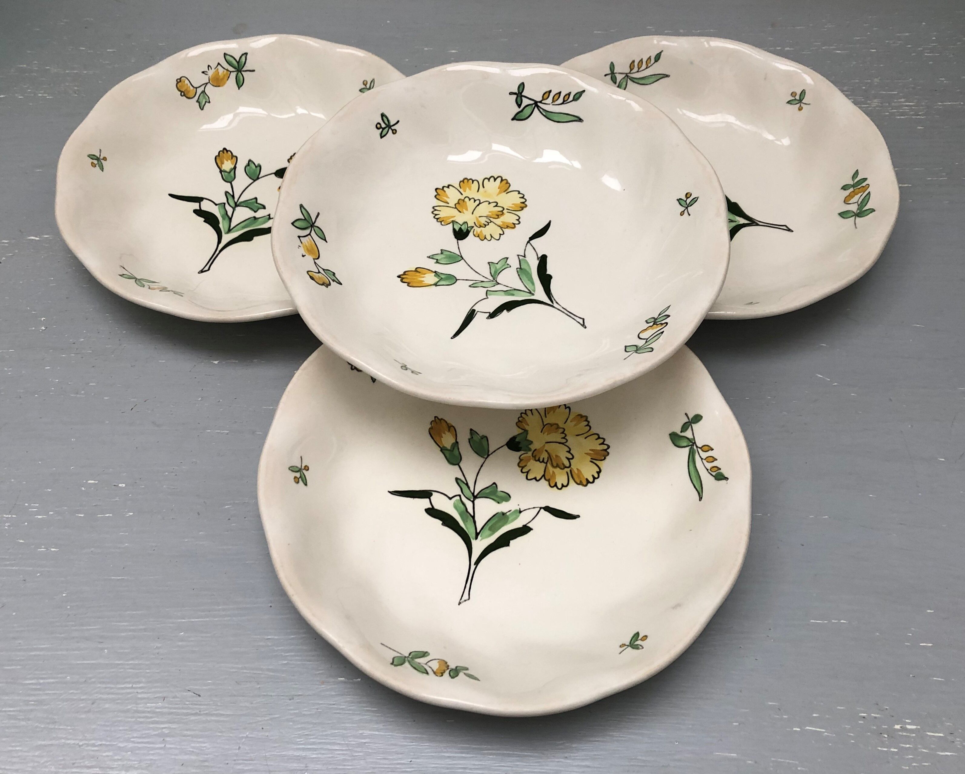 Lots de 4 assiettes creuses, Modèle embrun, aux motifs à fleurs jaune. Estampillées Salins France.