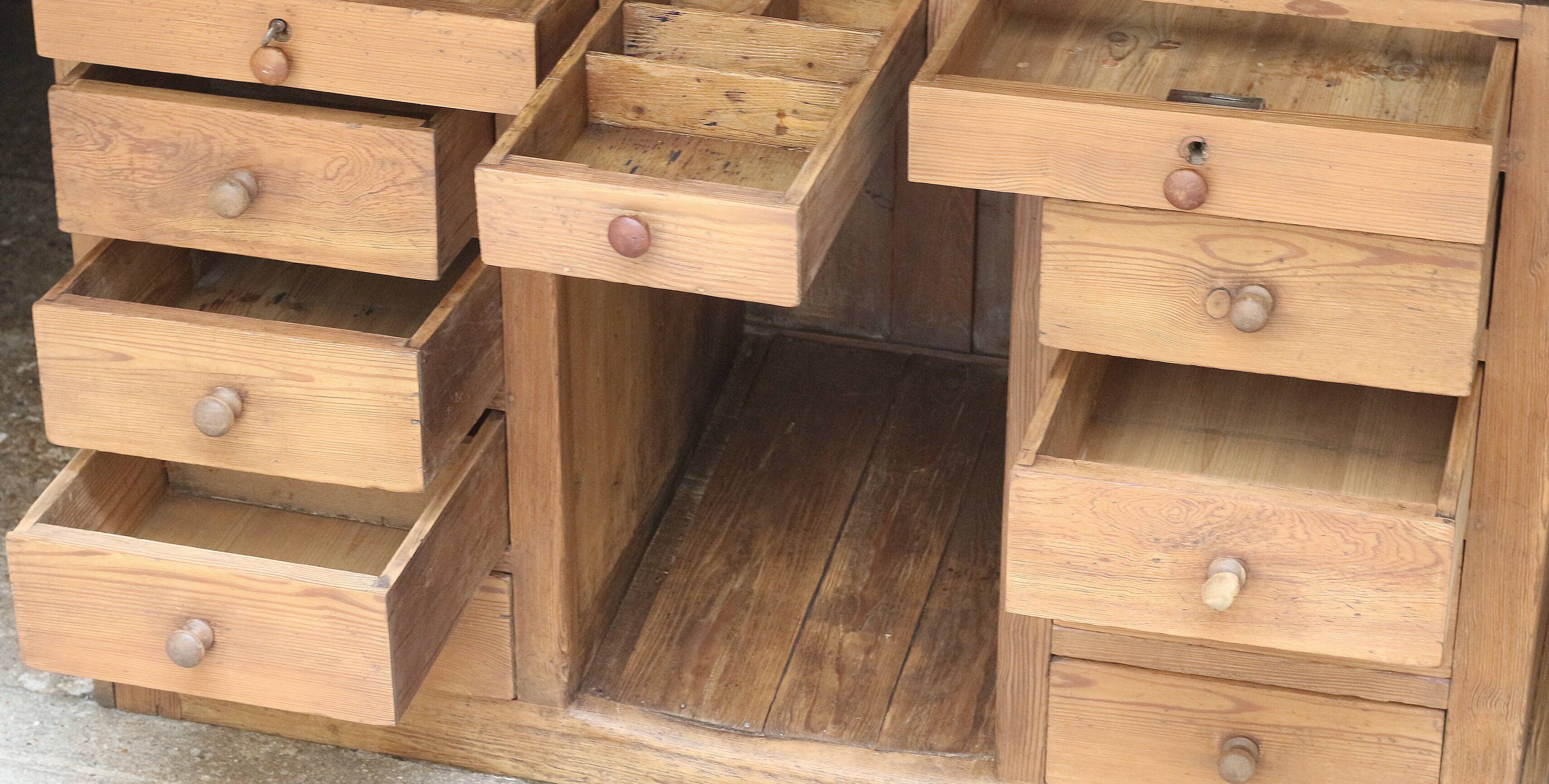 Exceptional pharmacy counter in solid pine and marble (19th century).