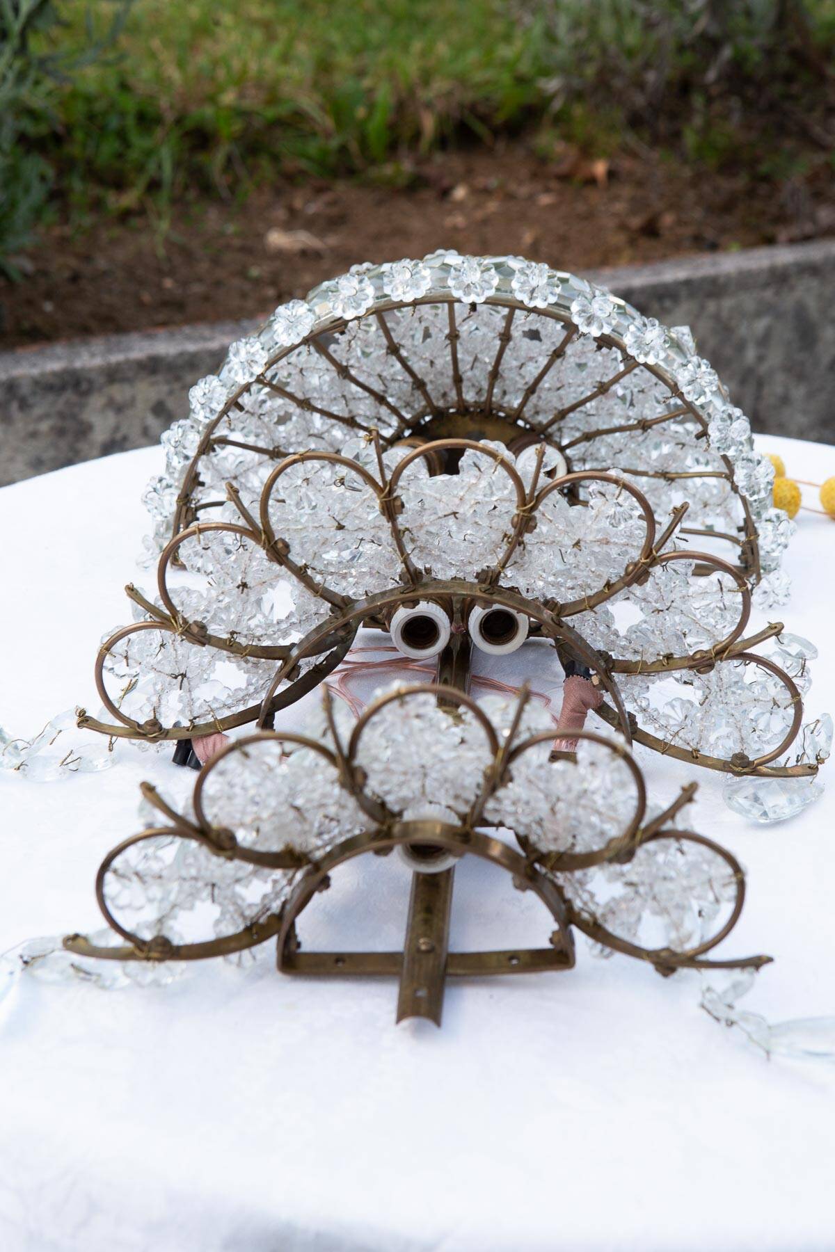 Paire de grandes appliques en laiton et cristal c. 1940s (57 cm)
