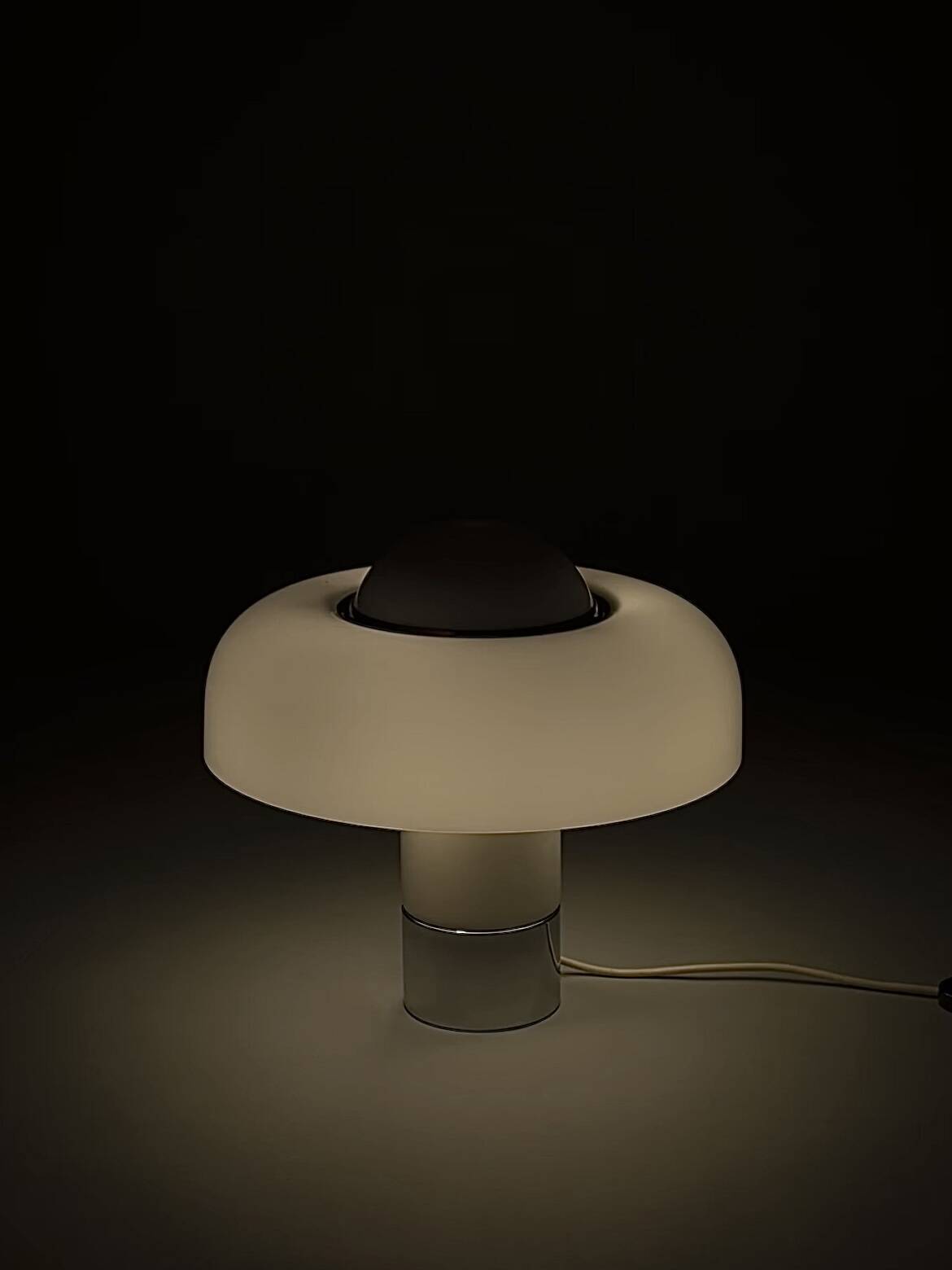 Brumbury table lamp in chrome and white by Luigi Massoni for Guzzini 1970