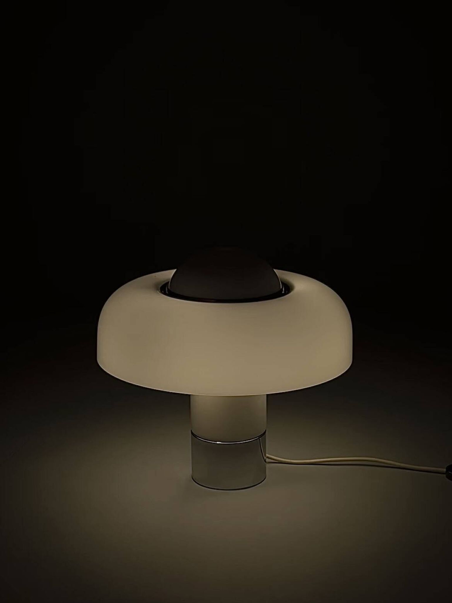Brumbury table lamp in chrome and white by Luigi Massoni for Guzzini 1970