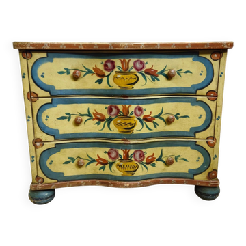 Painted commode, curved in Venetian Louis XV style – 20th century.