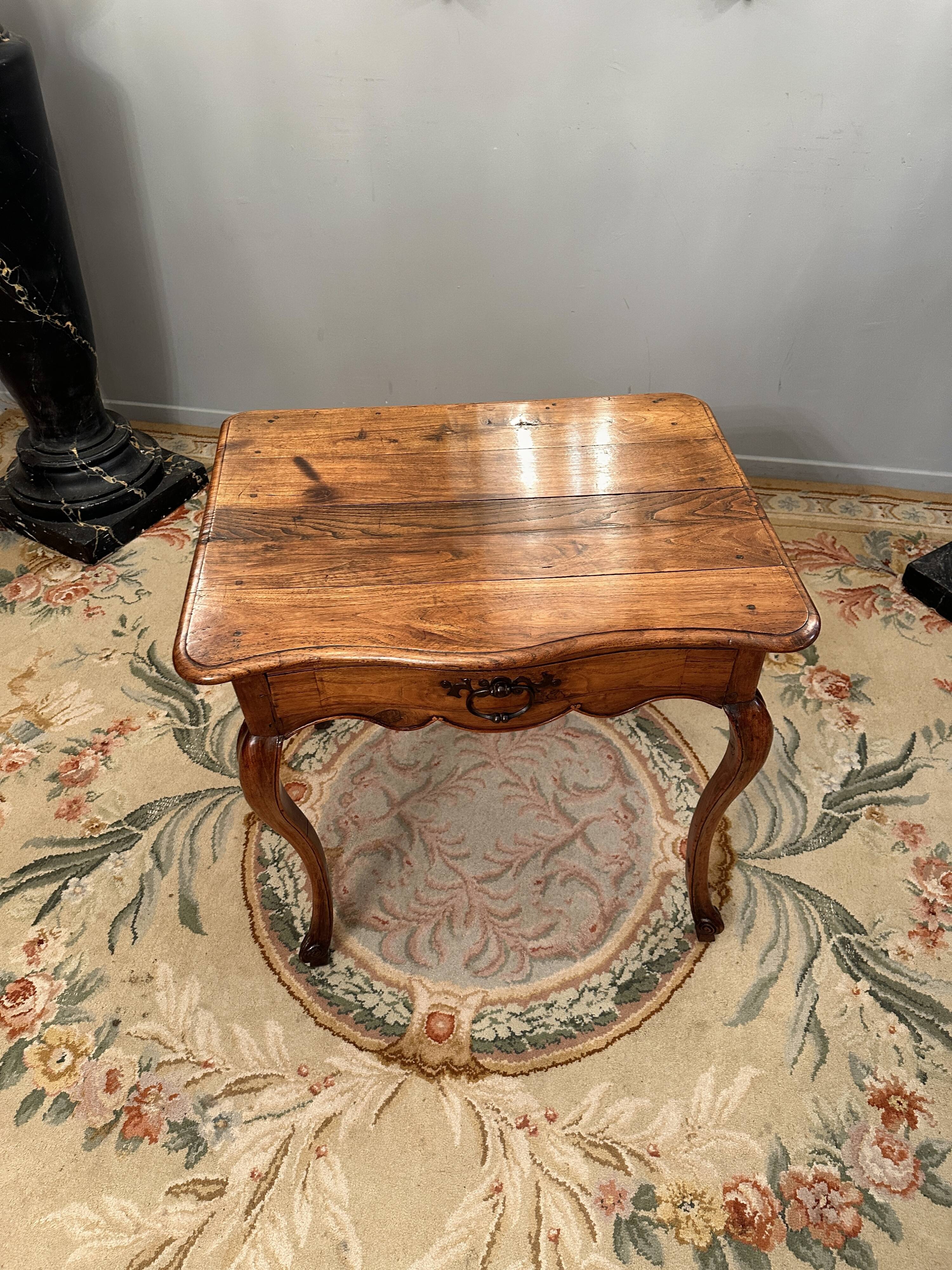 Middle table in walnut period Louis XV around 1730