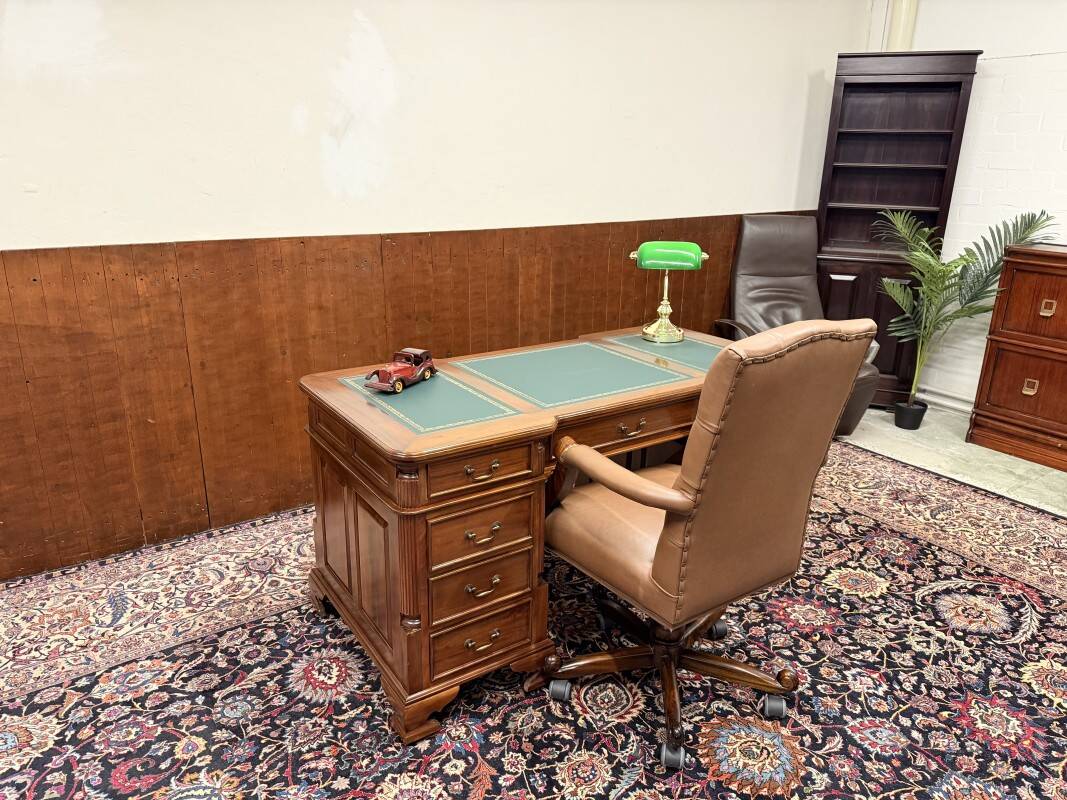 Bureau classique en cuir vert Partnerdesk