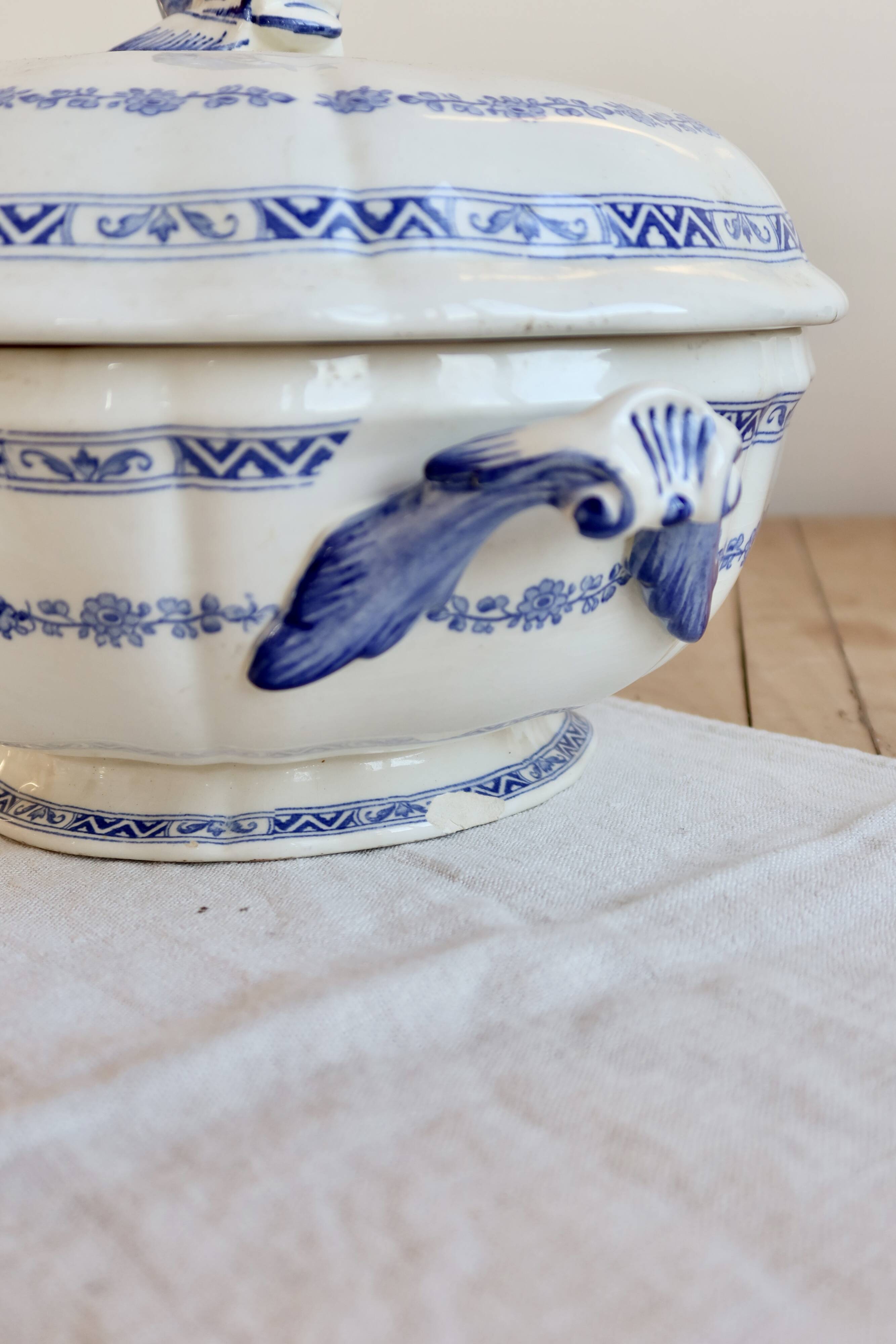 Large antique soup tureen in Gien earthenware – Royal model