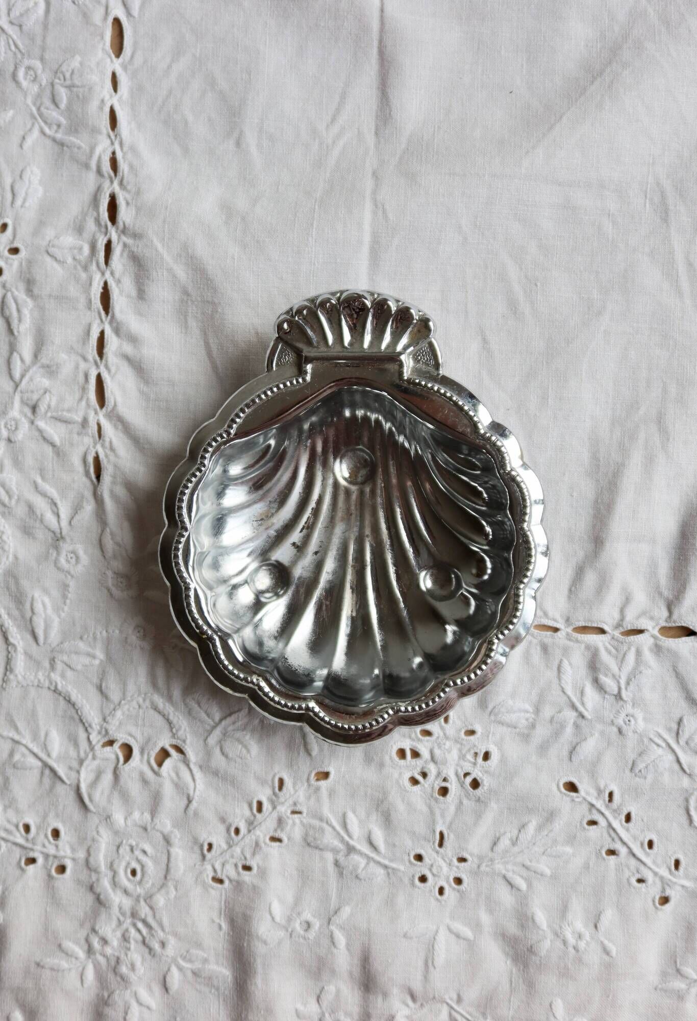 Vintage shell-shaped shiny silver-plated catchall.