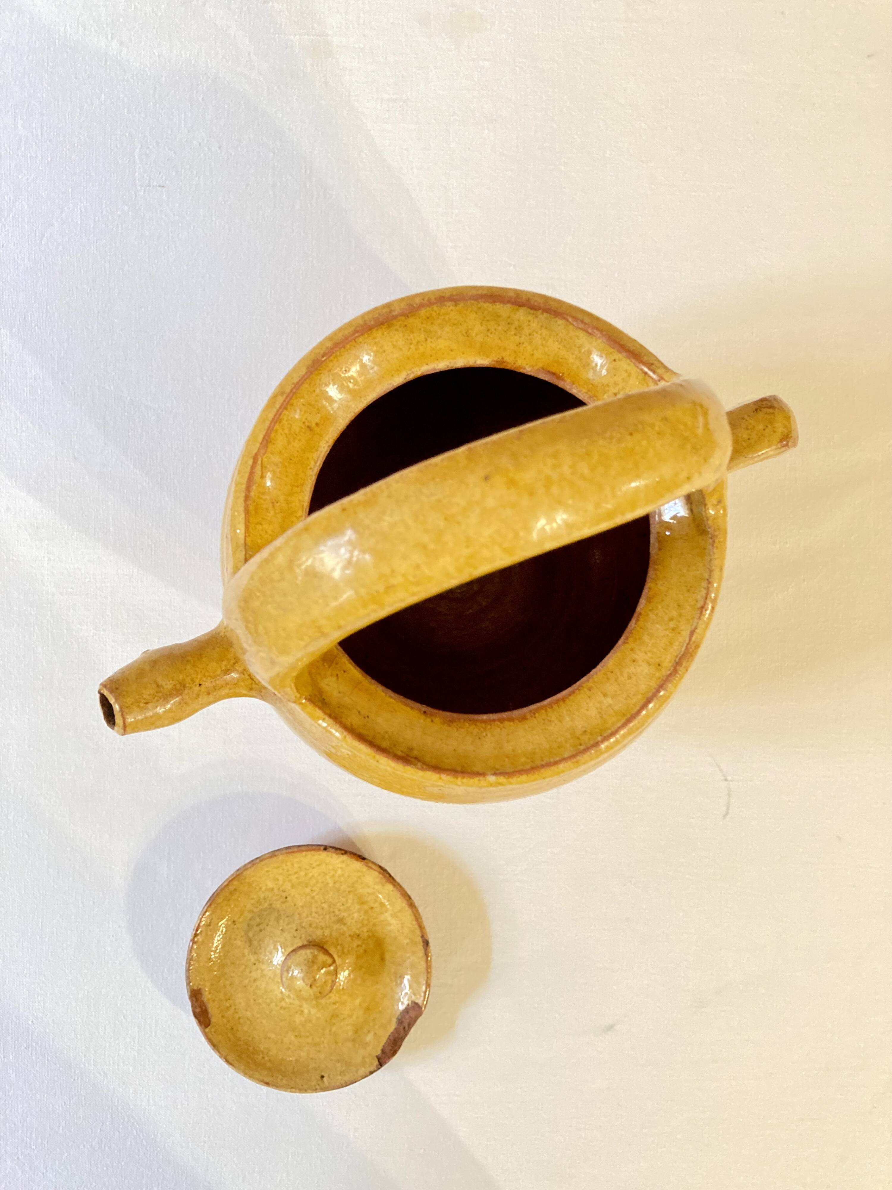 Cruche ou chevrette en grès vernissé jaune