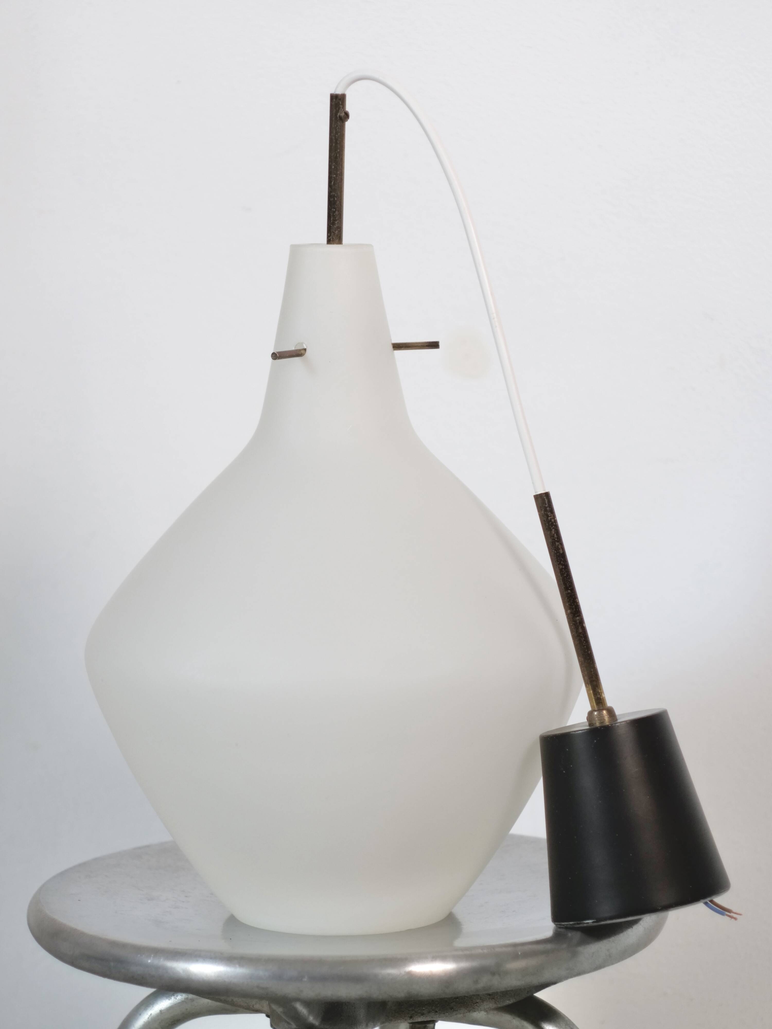 Suspension italienne en opaline satinée mid-century