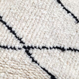 Berber carpet Beni ouarain with black graphic patterns 293x212cm