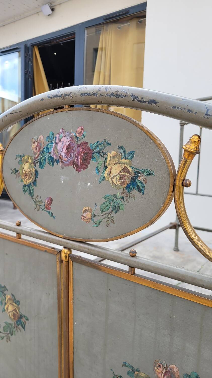 Cast iron bed decorated with flowers from the 19th century