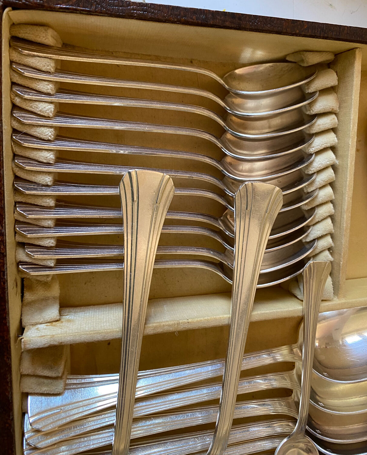 Silver metal cutlery set